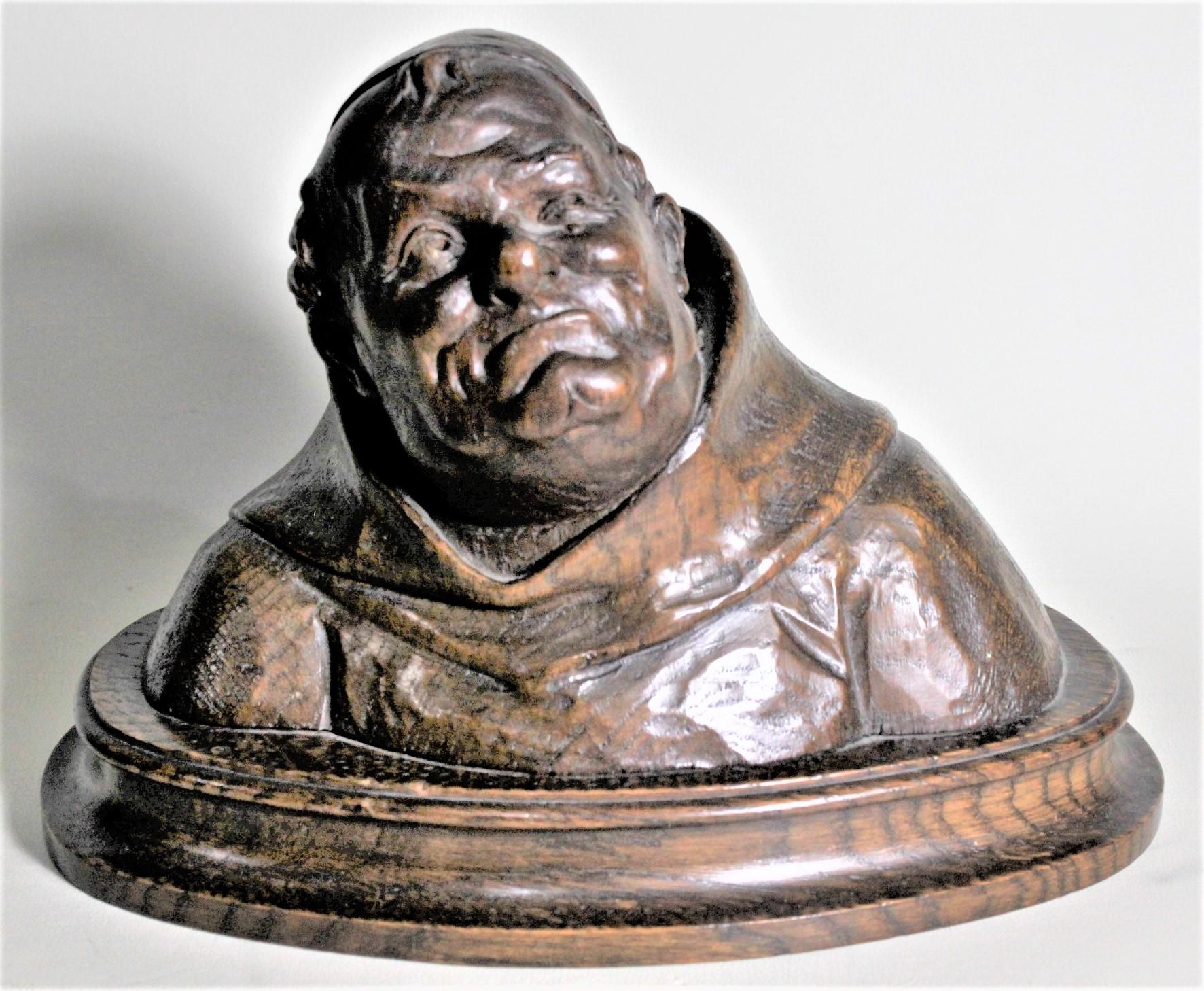 Sculpté à la main Buste ou sculpture ancienne en bois de chêne sculpté à la main d'un moine ou d'une fougère religieux en vente
