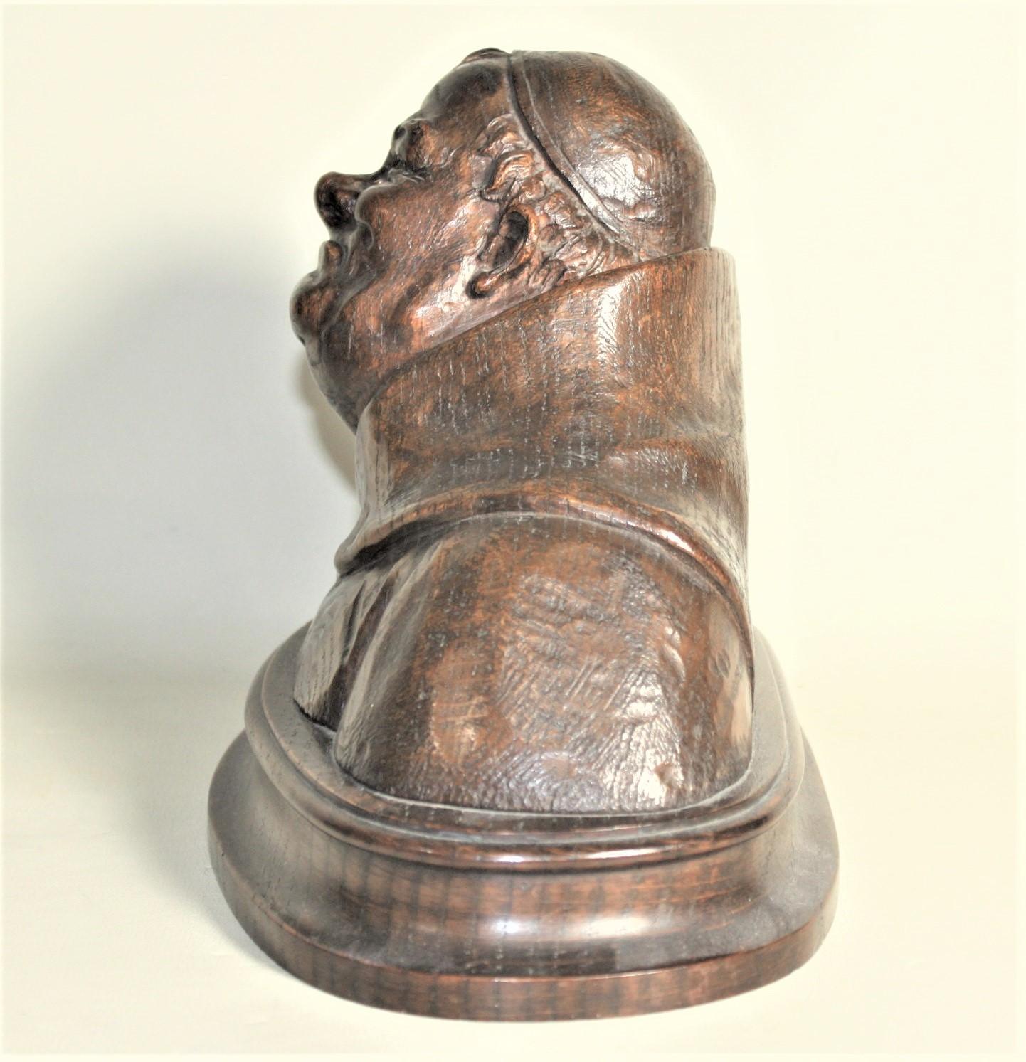 Chêne Buste ou sculpture ancienne en bois de chêne sculpté à la main d'un moine ou d'une fougère religieux en vente