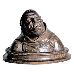 Antiguo busto o escultura de madera de roble tallado a mano de un monje o fraile religioso