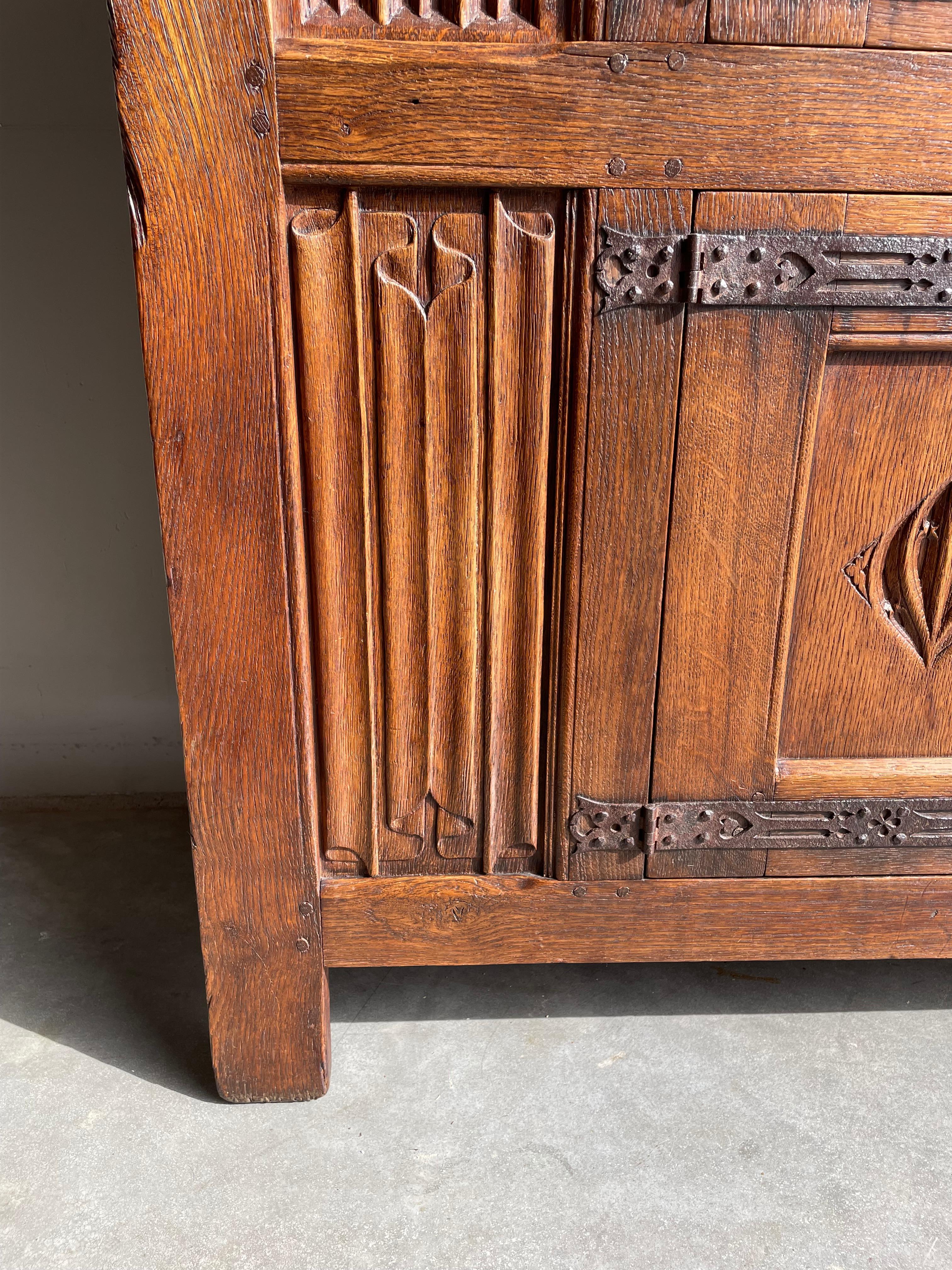 Fer Ancienne armoire d'église gothique en chêne sculpté à la main et en fer forgé / crédence à deux niveaux en vente