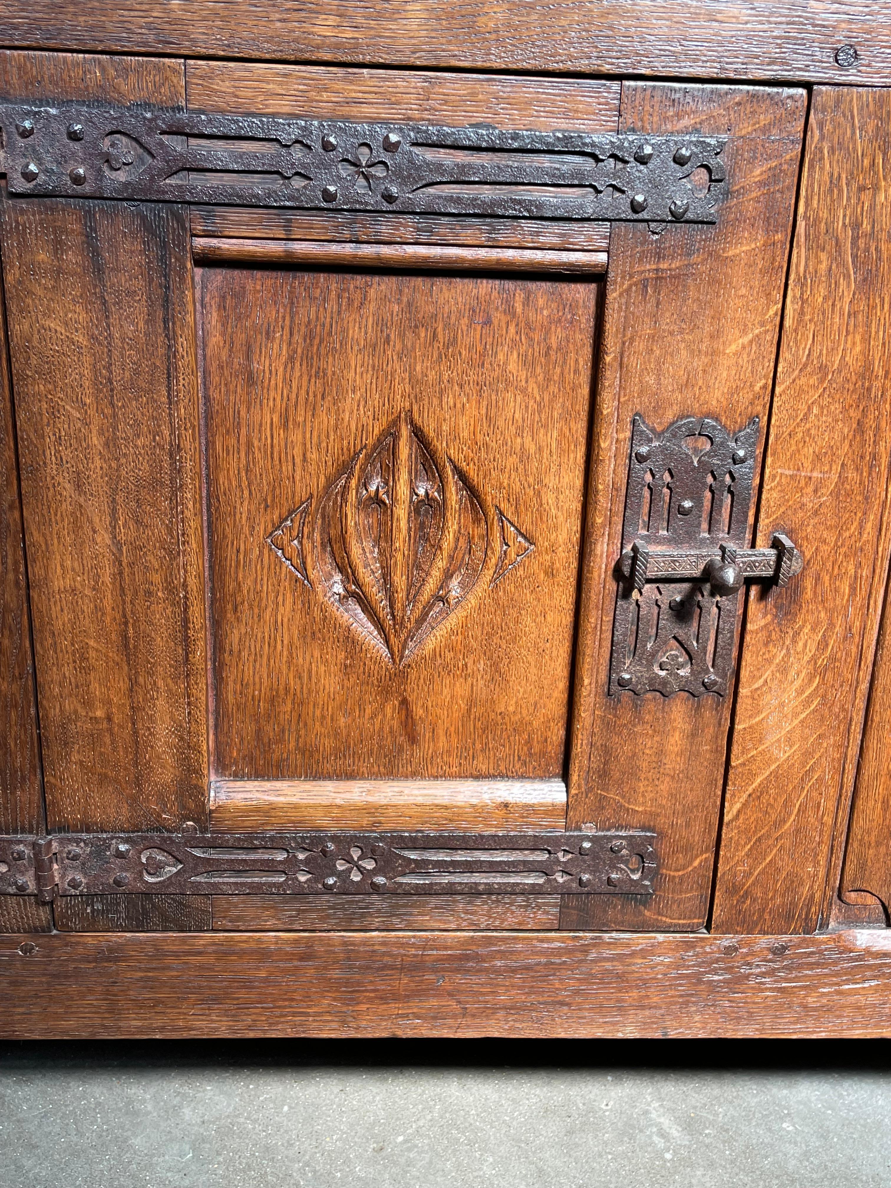 Ancienne armoire d'église gothique en chêne sculpté à la main et en fer forgé / crédence à deux niveaux en vente 1