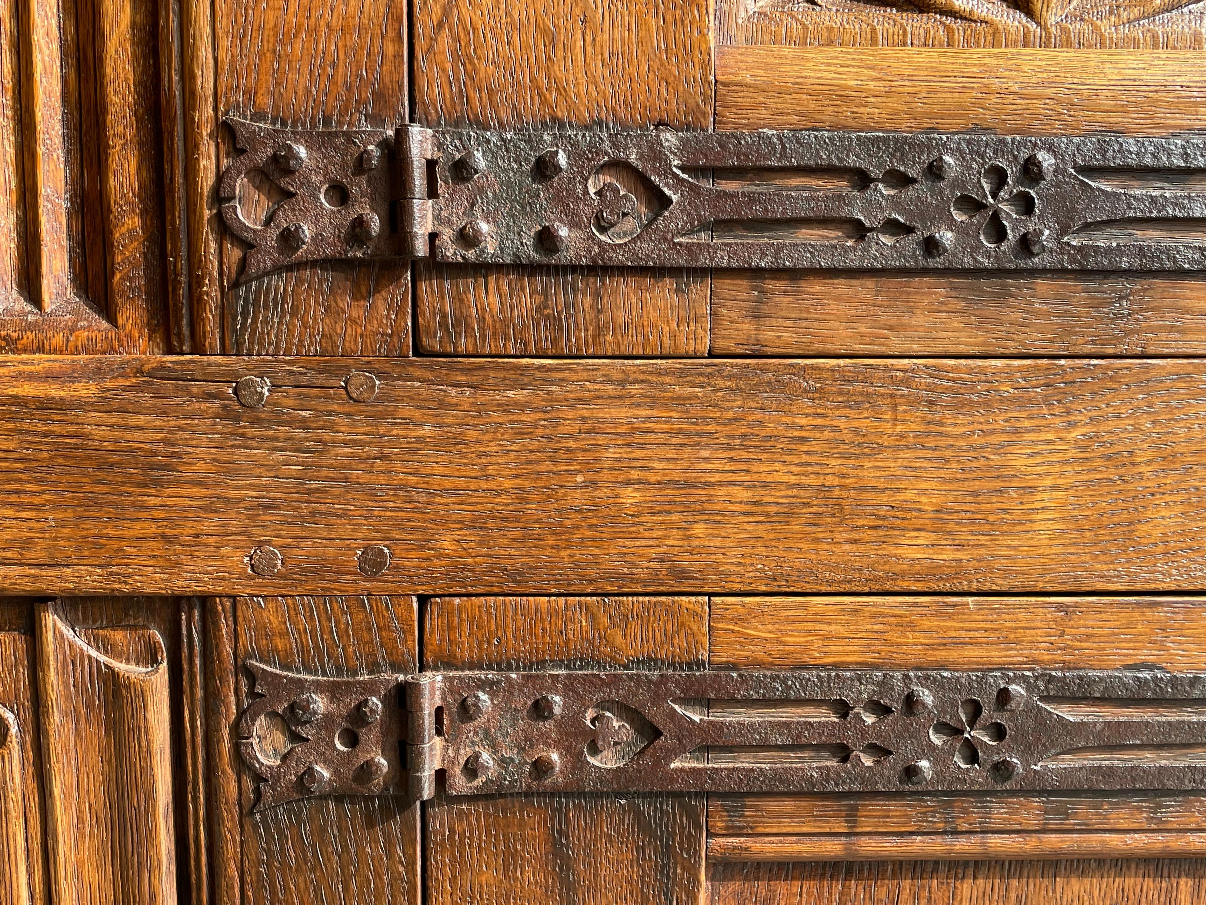 Ancienne armoire d'église gothique en chêne sculpté à la main et en fer forgé / crédence à deux niveaux en vente 3