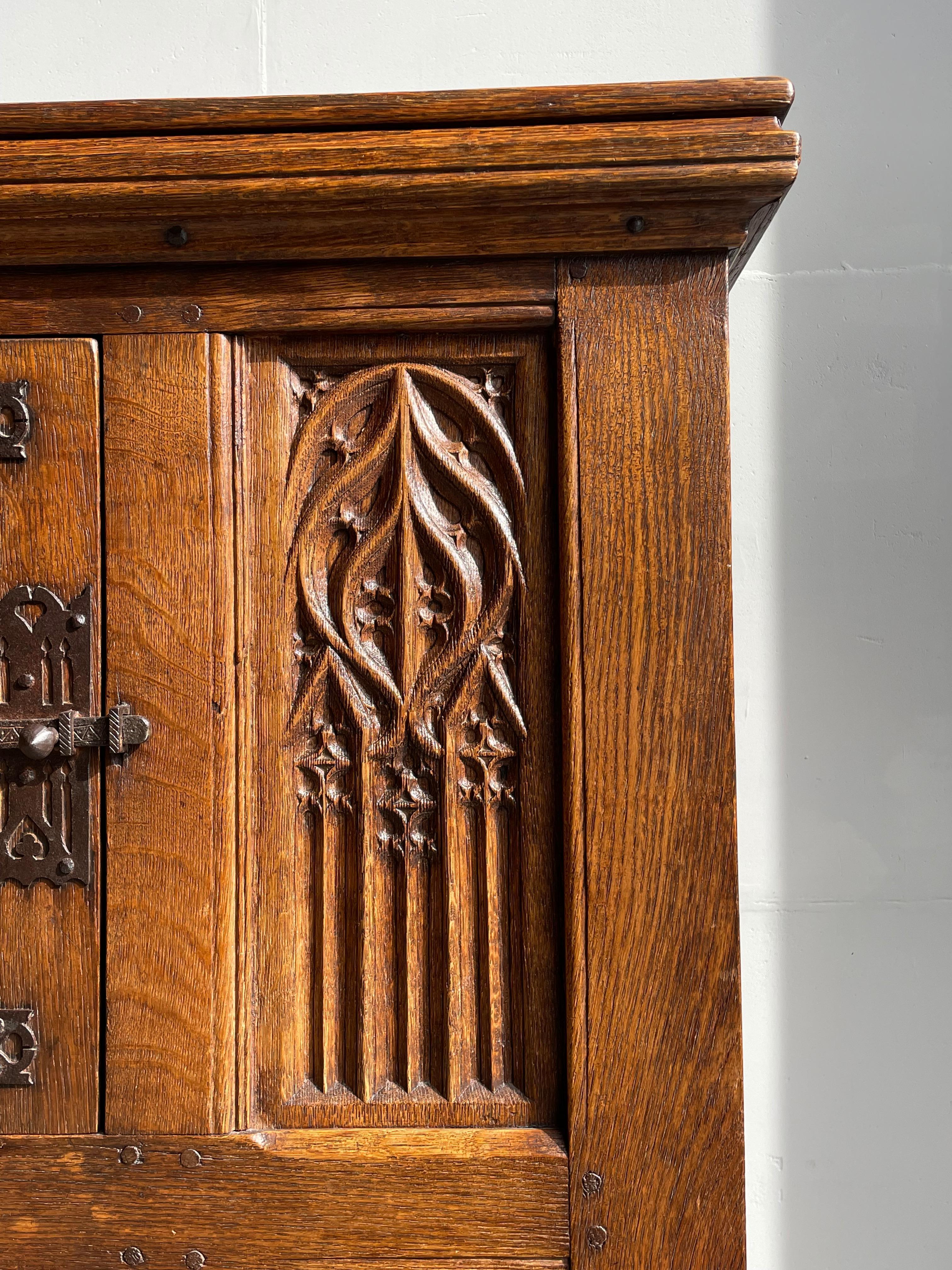 Néerlandais Ancienne armoire d'église gothique en chêne sculpté à la main et en fer forgé / crédence à deux niveaux en vente