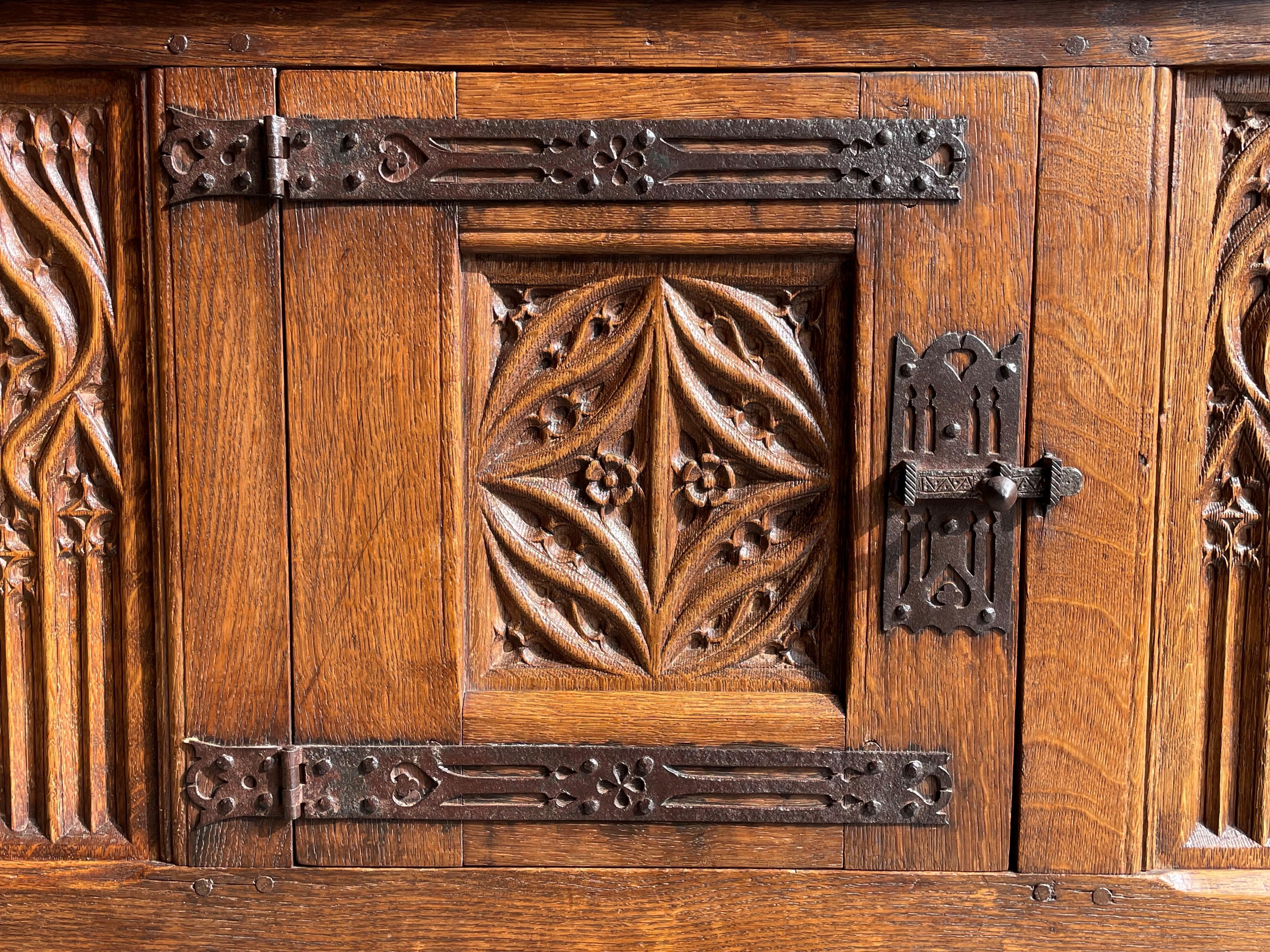 Sculpté à la main Ancienne armoire d'église gothique en chêne sculpté à la main et en fer forgé / crédence à deux niveaux en vente