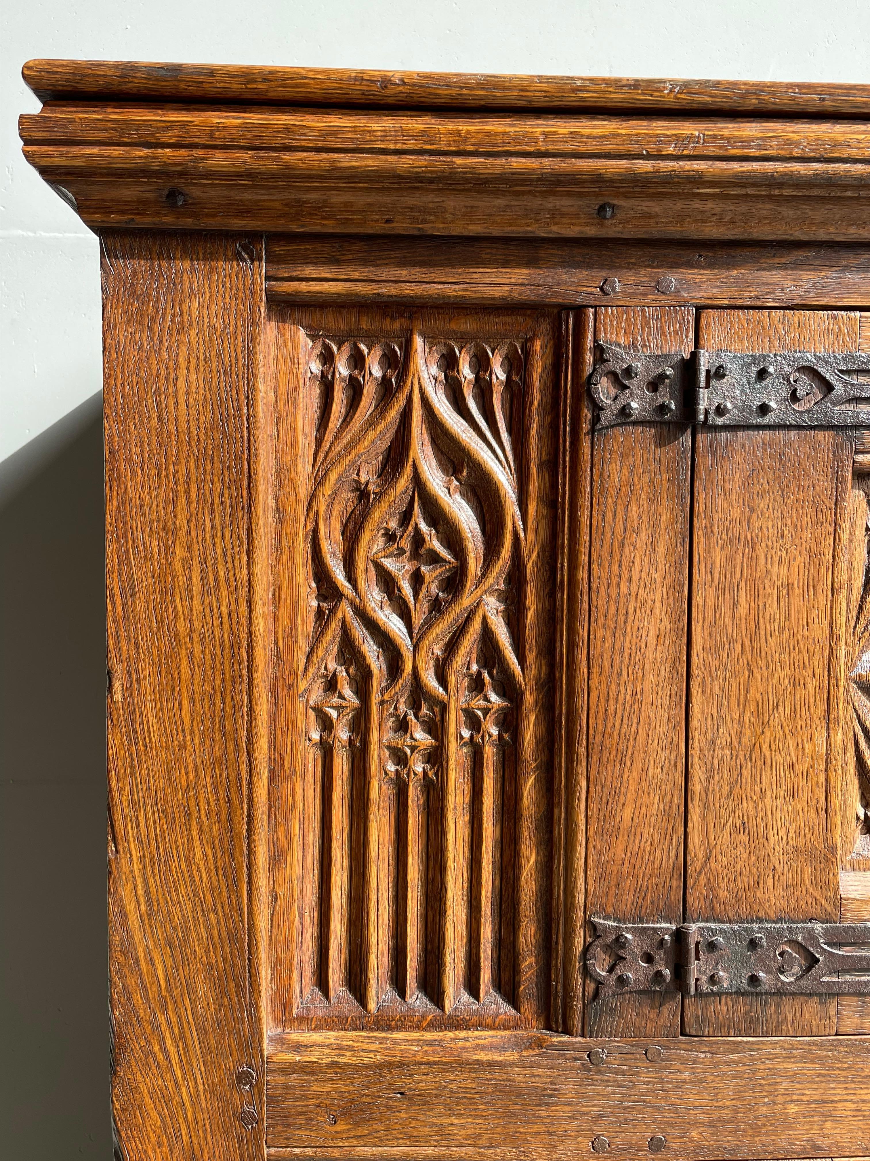 XIXe siècle Ancienne armoire d'église gothique en chêne sculpté à la main et en fer forgé / crédence à deux niveaux en vente