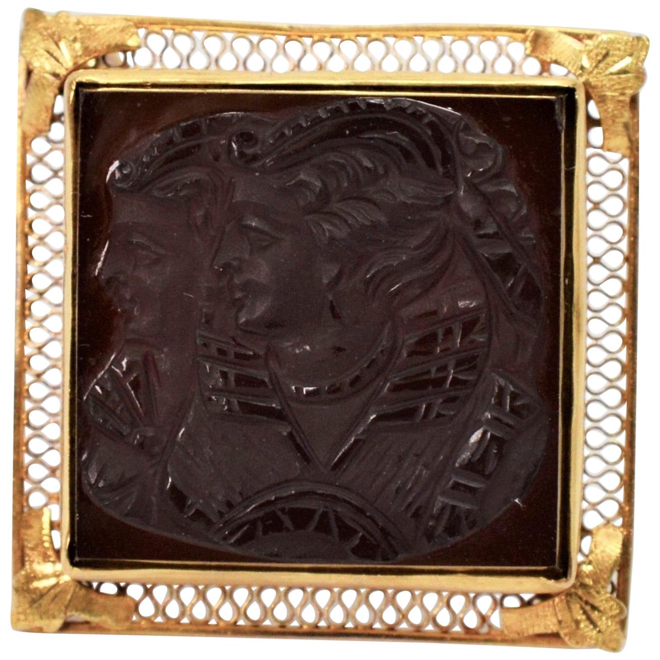 Antike handgeschnitzte Kamee-Brosche aus 10 Karat Gold mit Onyx im Angebot