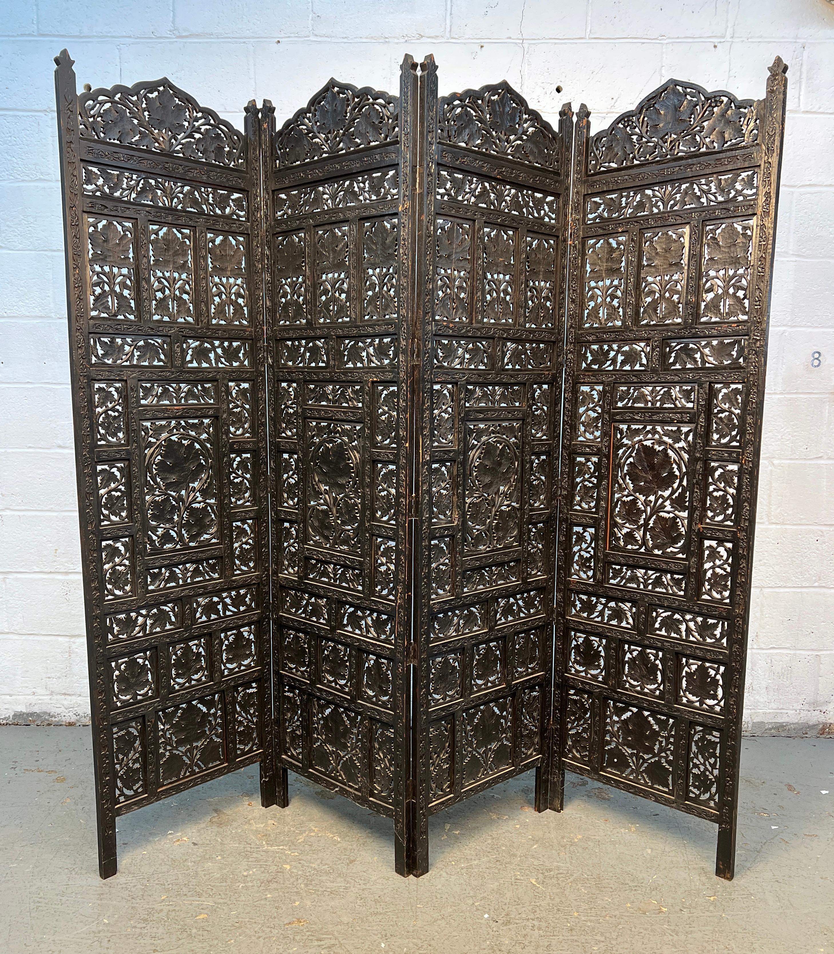 Exquise séparation de pièce ancienne en bois massif, avec des détails ornementaux complexes sculptés à la main. La riche patine et la finesse de l'exécution mettent en valeur l'art traditionnel du travail du bois, faisant de cette pièce un objet à