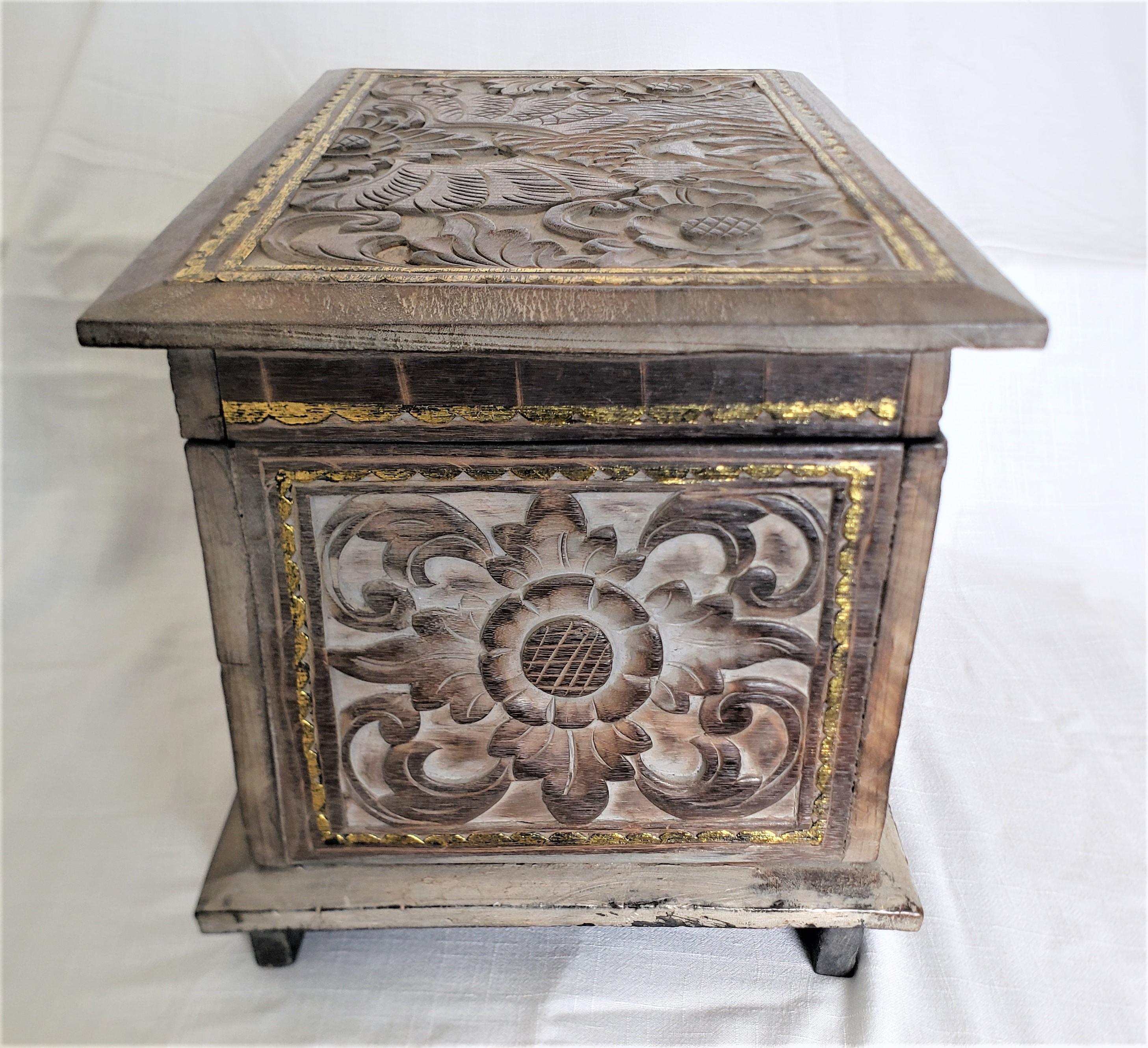 20ième siècle Bijouterie ou boîte décorative ancienne en bois de style bohème sculptée et peinte à la main en vente