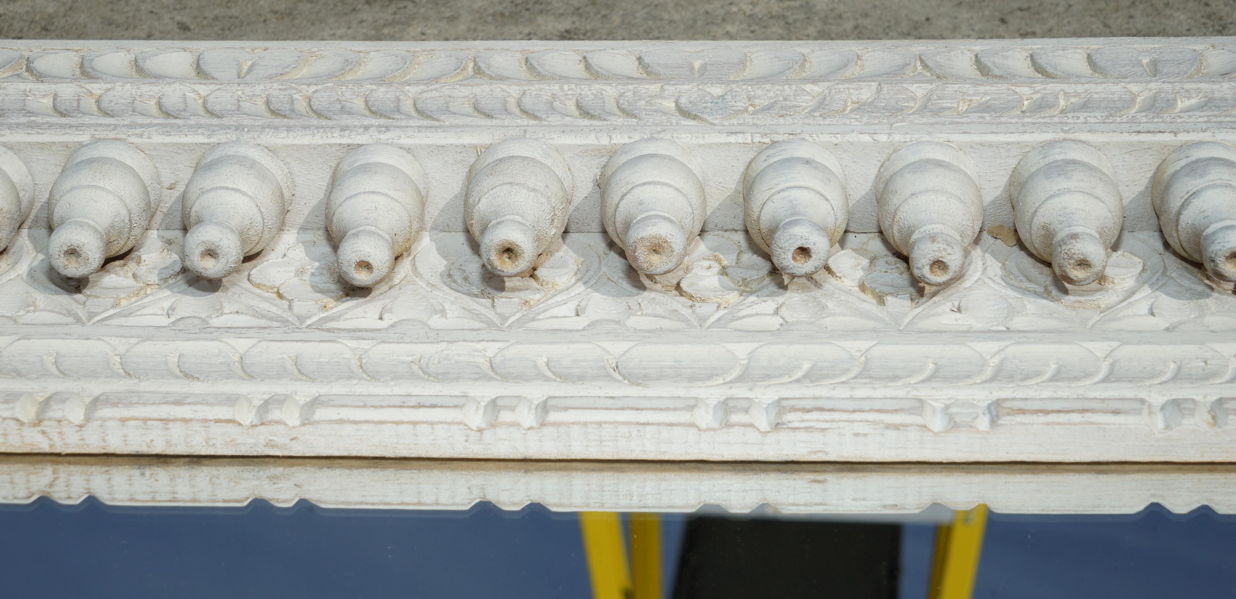 XX secolo SPECCHIO SOVRASTRUTTURALE ANTICO intagliato a mano e rivestito in legno di borgogna in stile londinese. in vendita