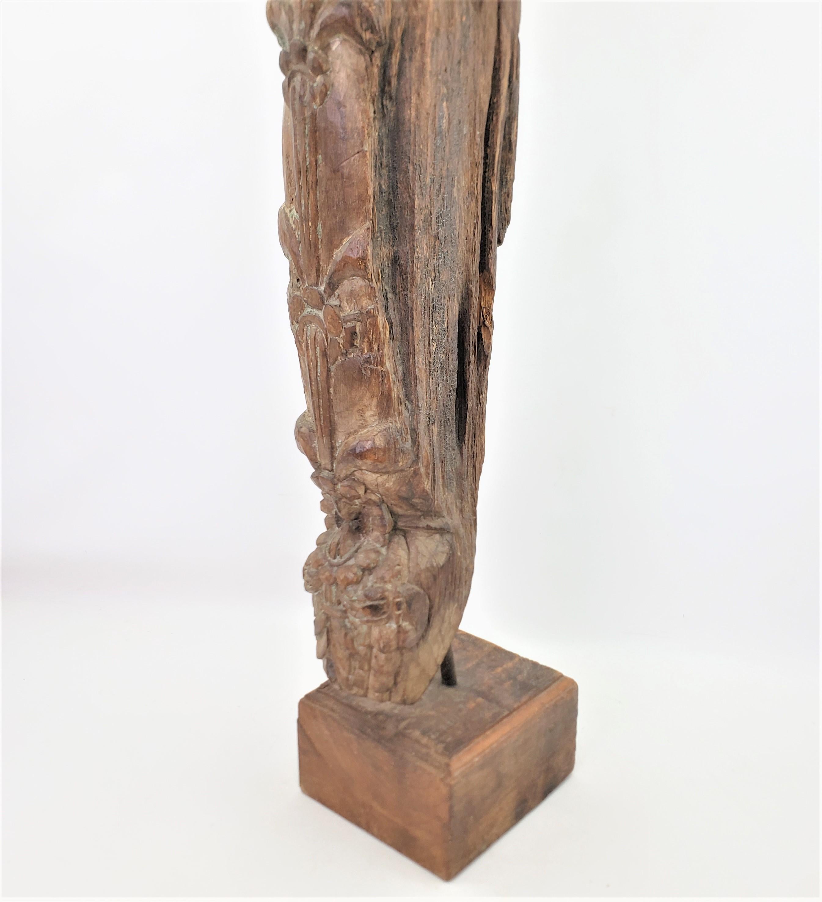 Antikes handgeschnitztes und bemaltes architektonisches oder nautisches Fragment aus Holz im Angebot 2