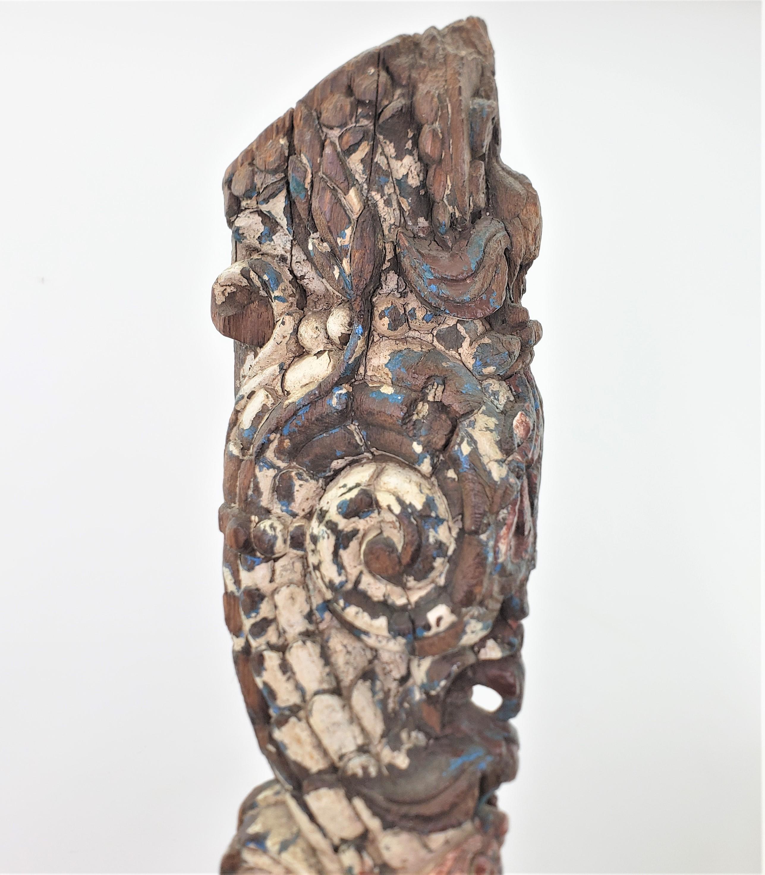 Fragment architectural ou nautique ancien en bois sculpté et peint à la main en vente 7