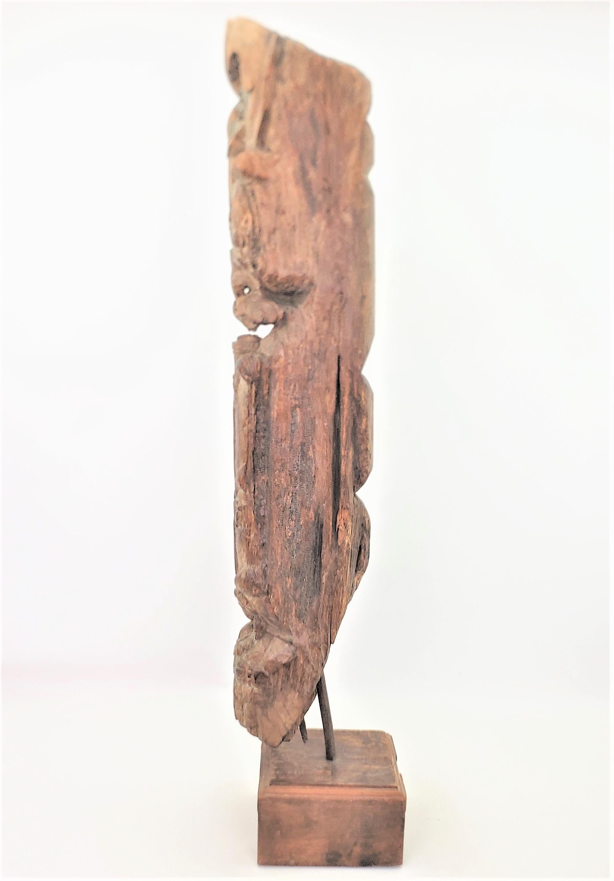 Antikes handgeschnitztes und bemaltes architektonisches oder nautisches Fragment aus Holz (Handgeschnitzt) im Angebot