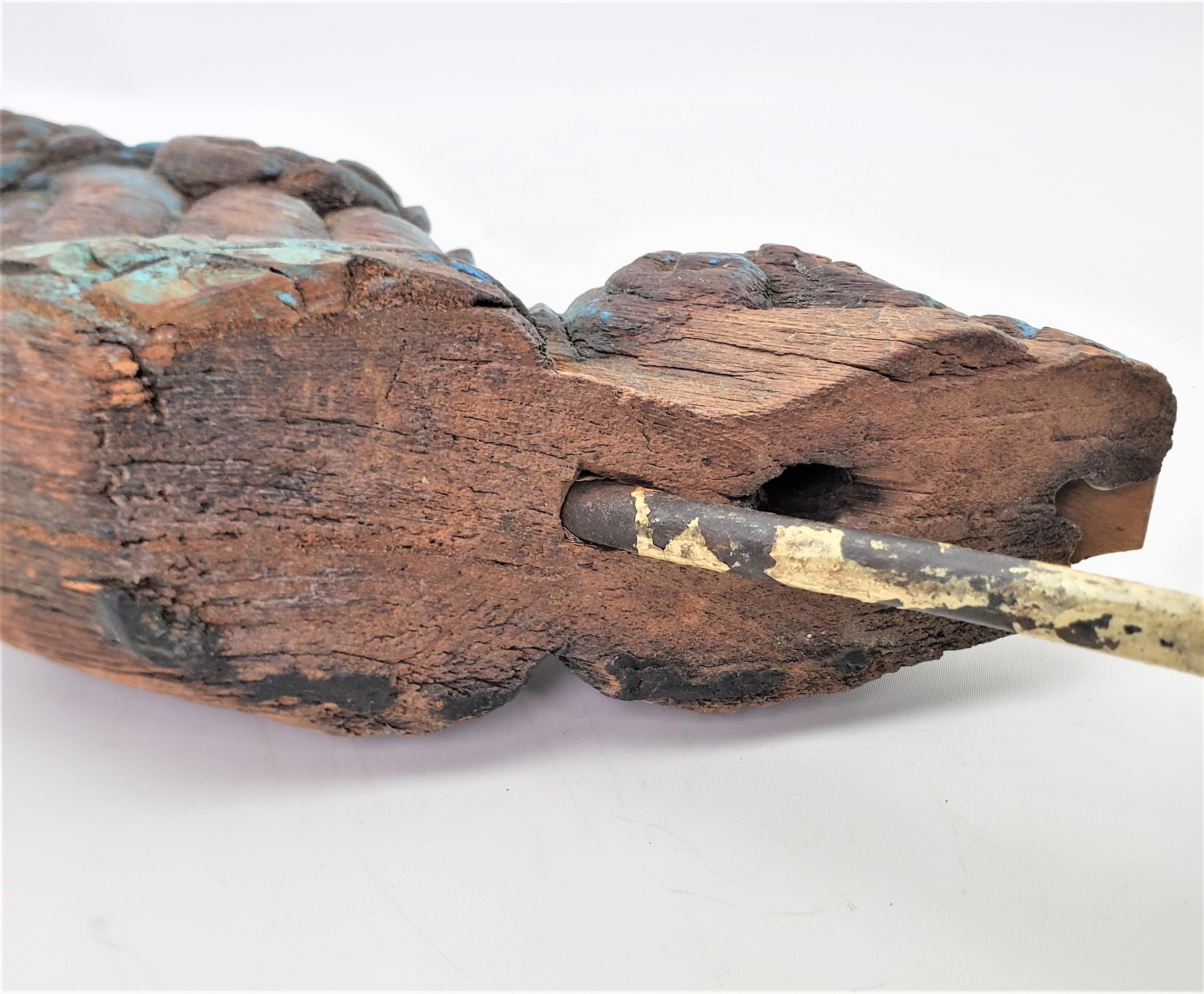 Fragment architectural ou nautique ancien en bois sculpté et peint à la main en vente 1