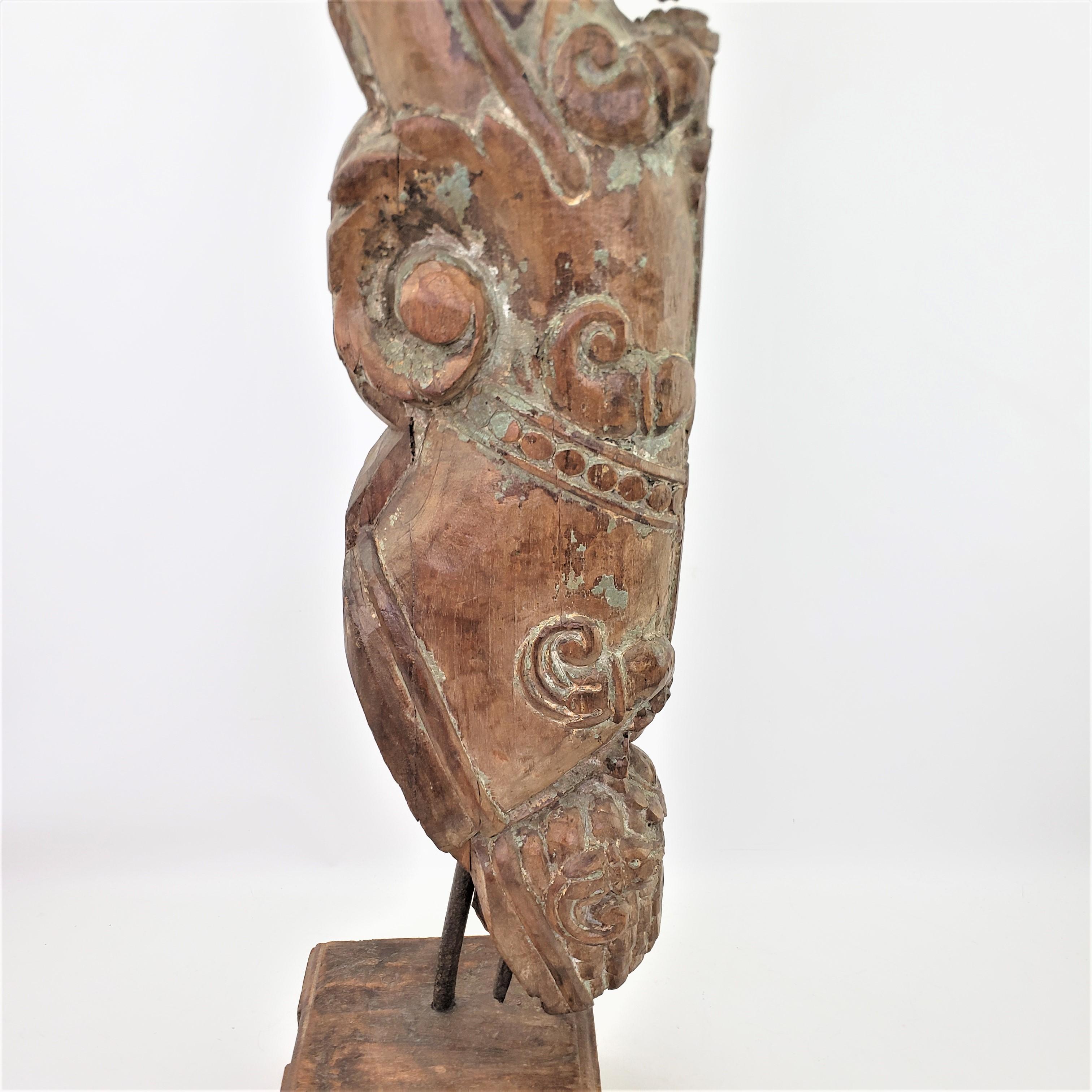 Fragment architectural ou nautique ancien en bois sculpté et peint à la main en vente 1