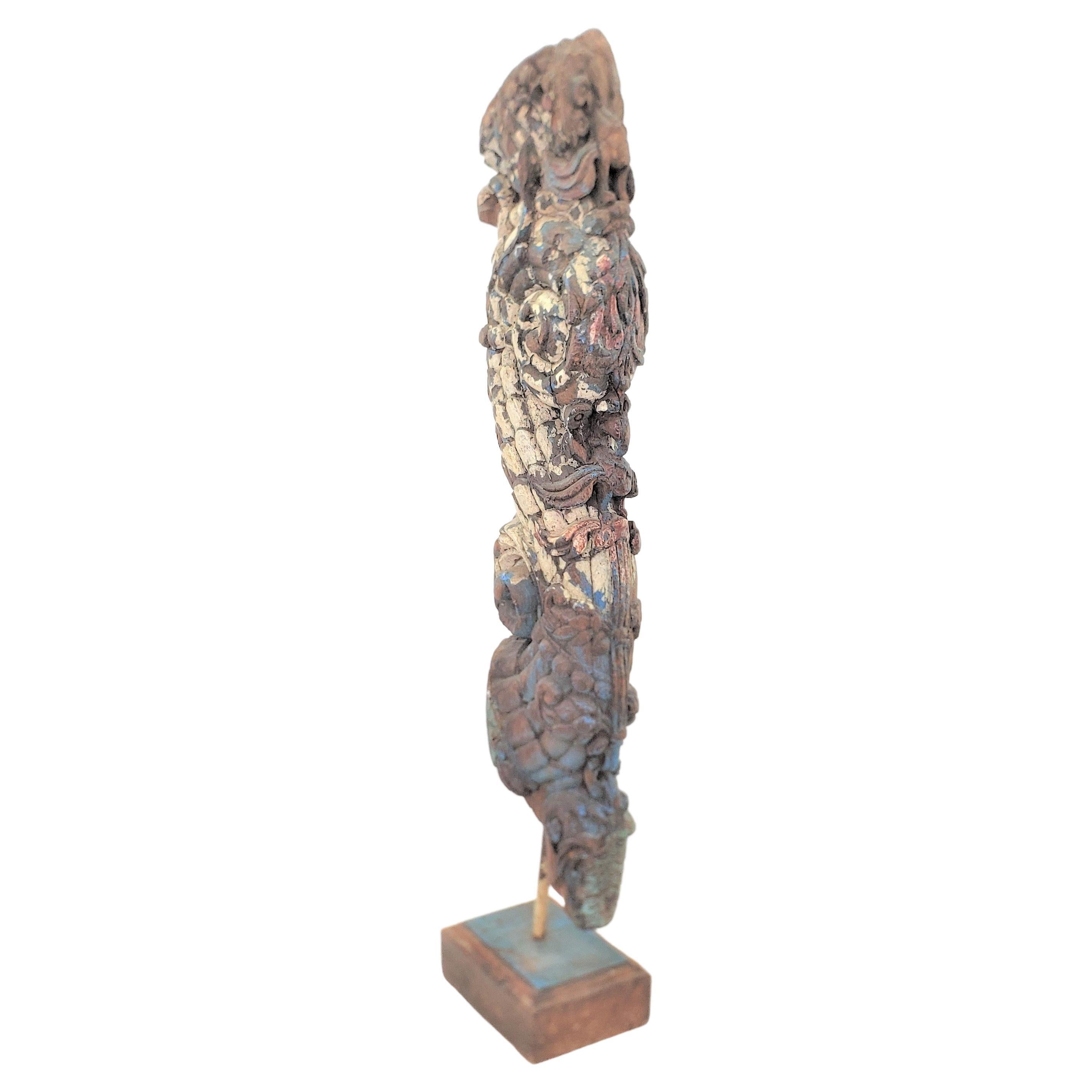 Fragment architectural ou nautique ancien en bois sculpté et peint à la main en vente