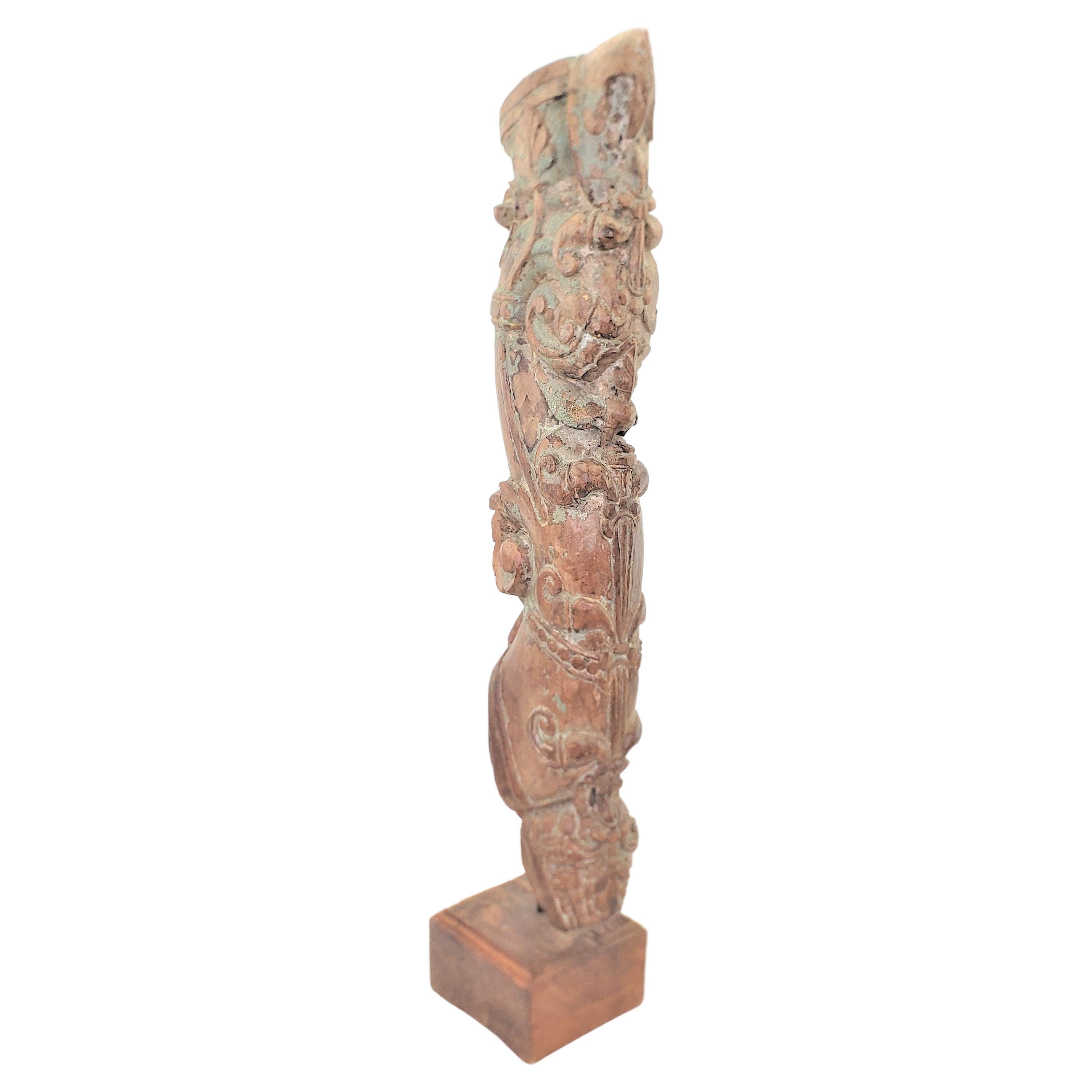 Antikes handgeschnitztes und bemaltes architektonisches oder nautisches Fragment aus Holz