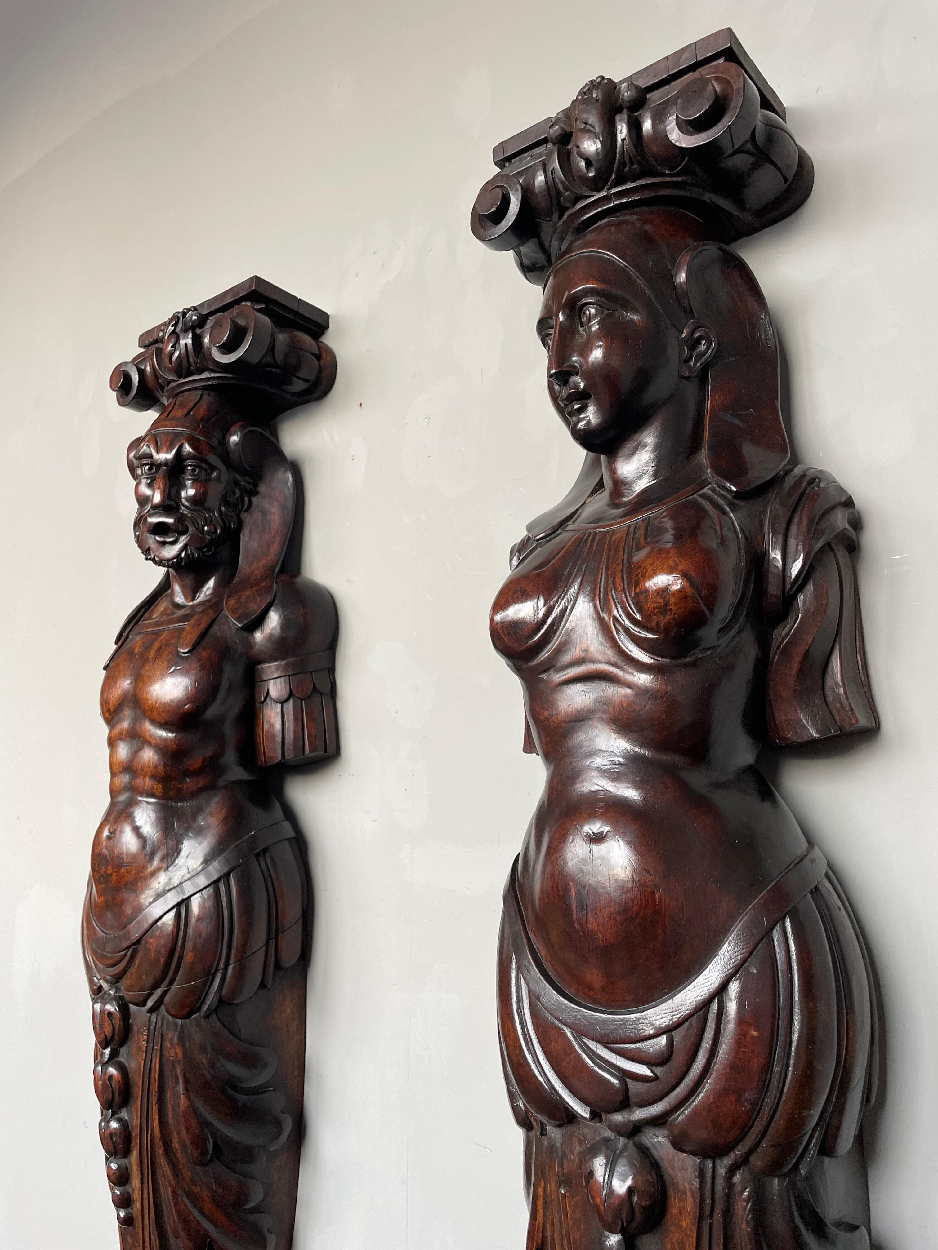 Européen Antiquité - Paire de sculptures de prêtres égyptiens en bois de noyer, hommes et femmes, sculptées à la main en vente