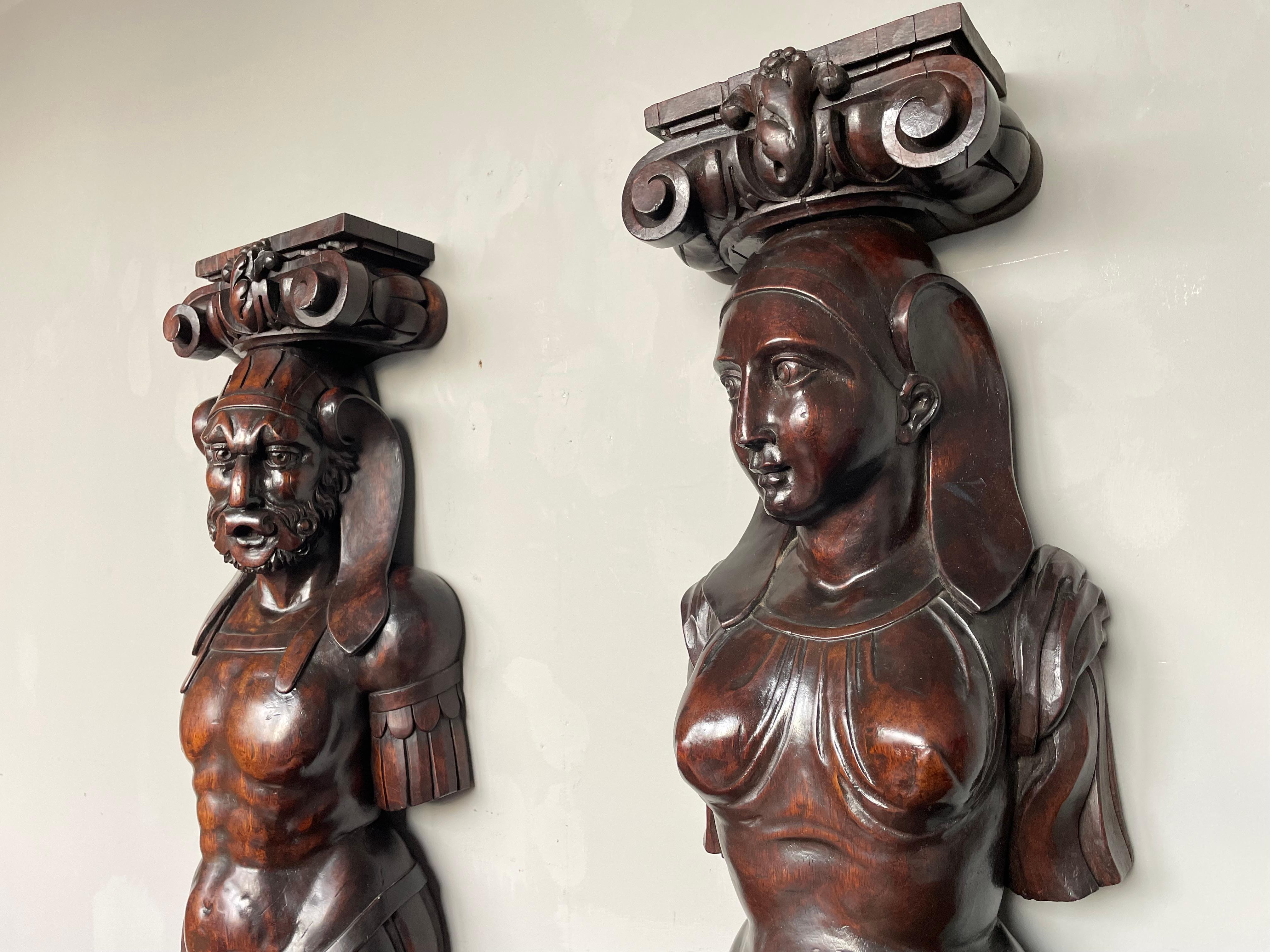 Sculpté à la main Antiquité - Paire de sculptures de prêtres égyptiens en bois de noyer, hommes et femmes, sculptées à la main en vente