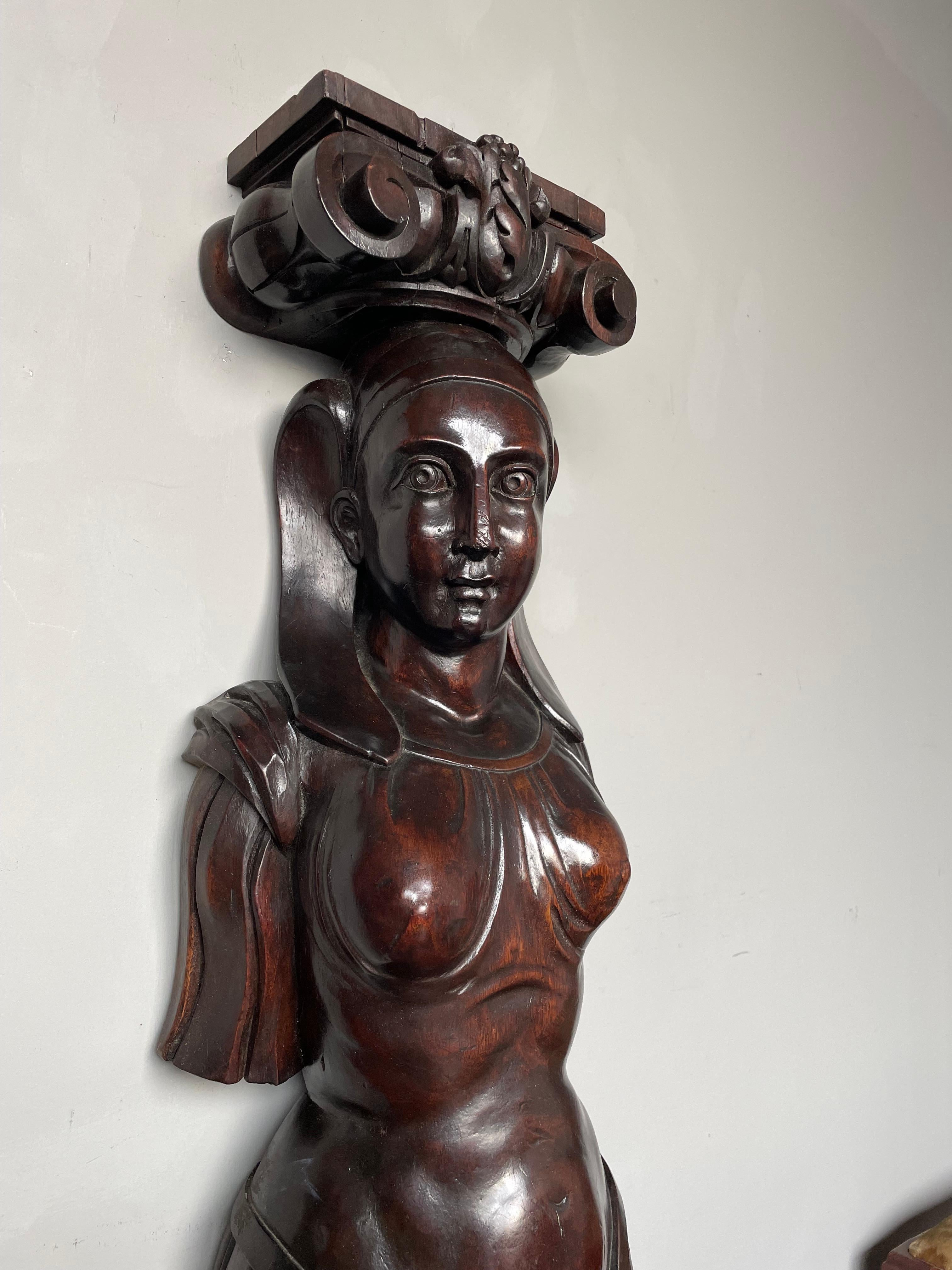 Noyer Antiquité - Paire de sculptures de prêtres égyptiens en bois de noyer, hommes et femmes, sculptées à la main en vente