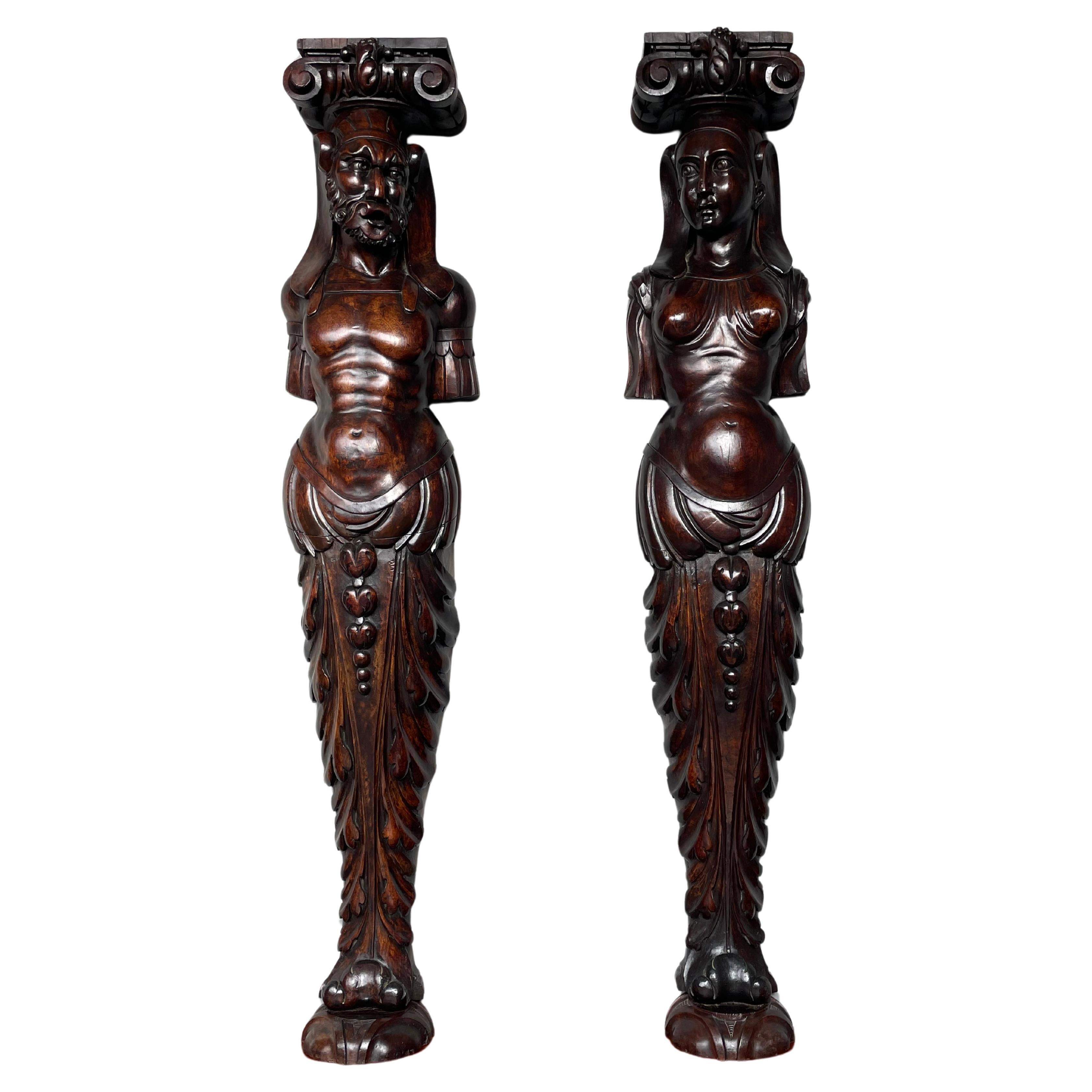 Antiquité - Paire de sculptures de prêtres égyptiens en bois de noyer, hommes et femmes, sculptées à la main