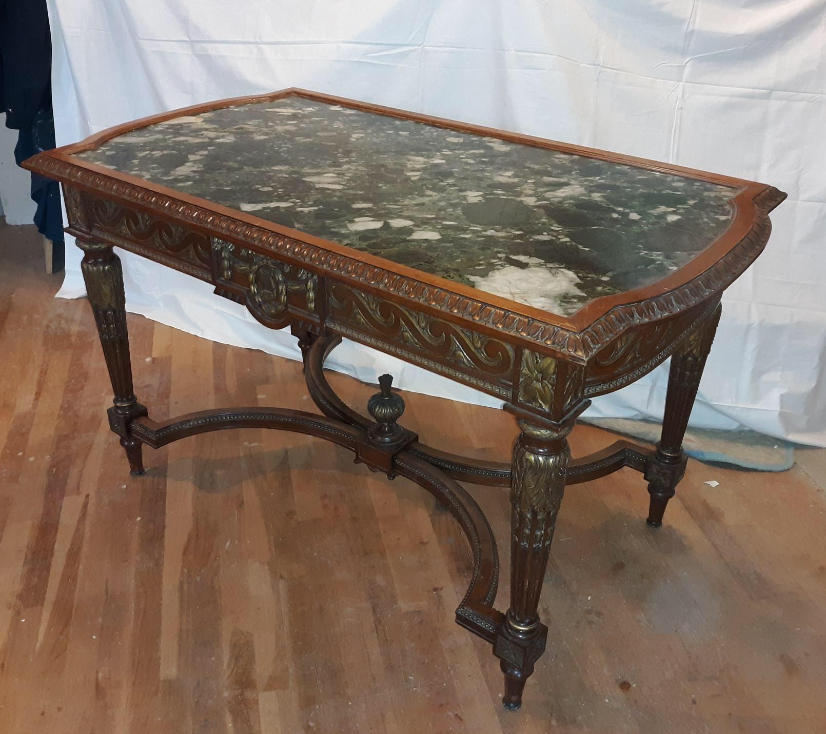 Ancienne table en noyer doré à la main sculpté à la main et doré avec plateau en marbre Napoléon III Bon état - En vente à Lambertville, NJ