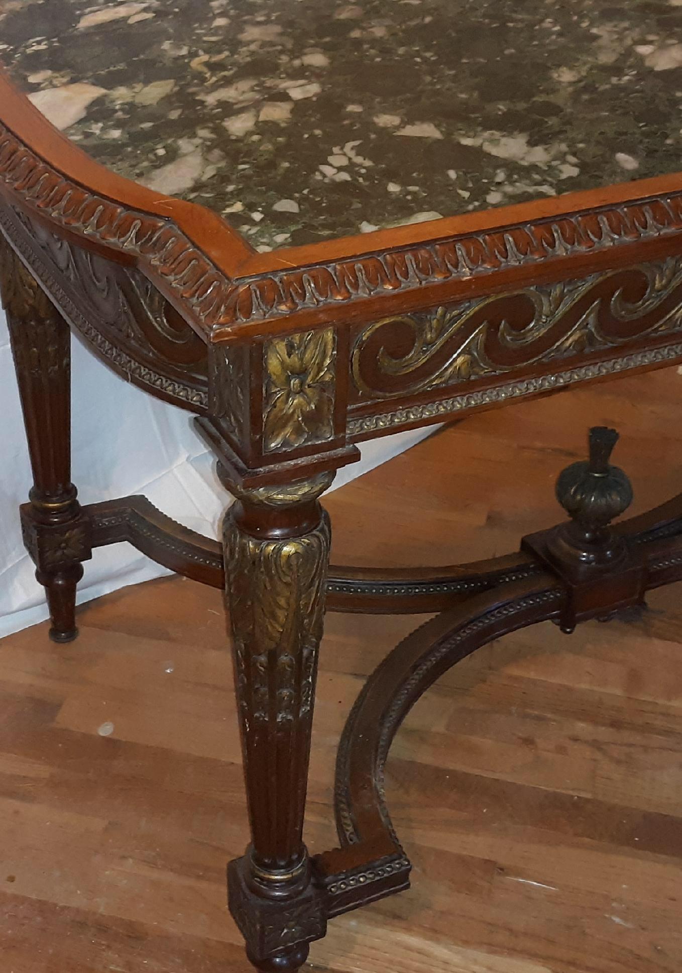 Fin du XIXe siècle Ancienne table en noyer doré à la main sculpté à la main et doré avec plateau en marbre Napoléon III en vente