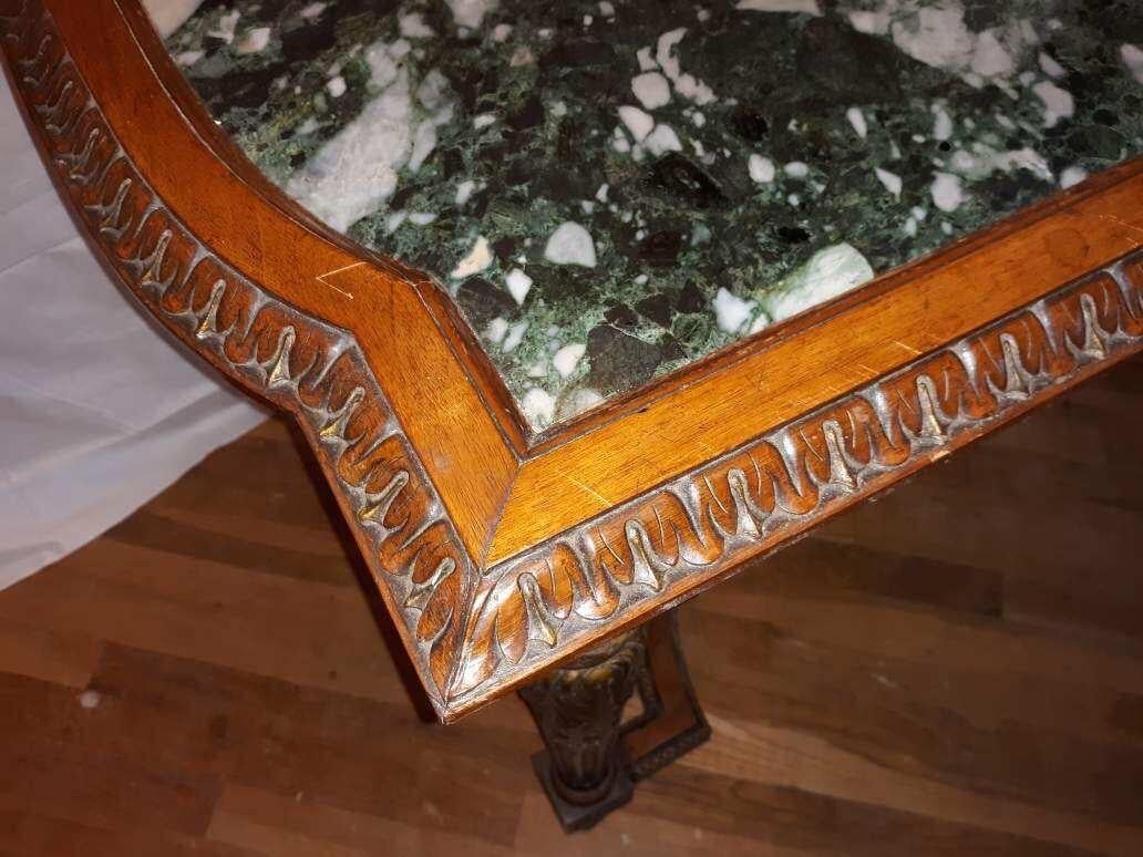 Antiker handgeschnitzter, teilweise vergoldeter Nussbaumtisch mit Napoleon III.-Marmorplatte im Angebot 1