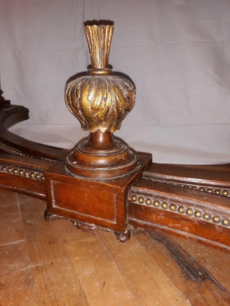 Antiker handgeschnitzter, teilweise vergoldeter Nussbaumtisch mit Napoleon III.-Marmorplatte im Angebot 2