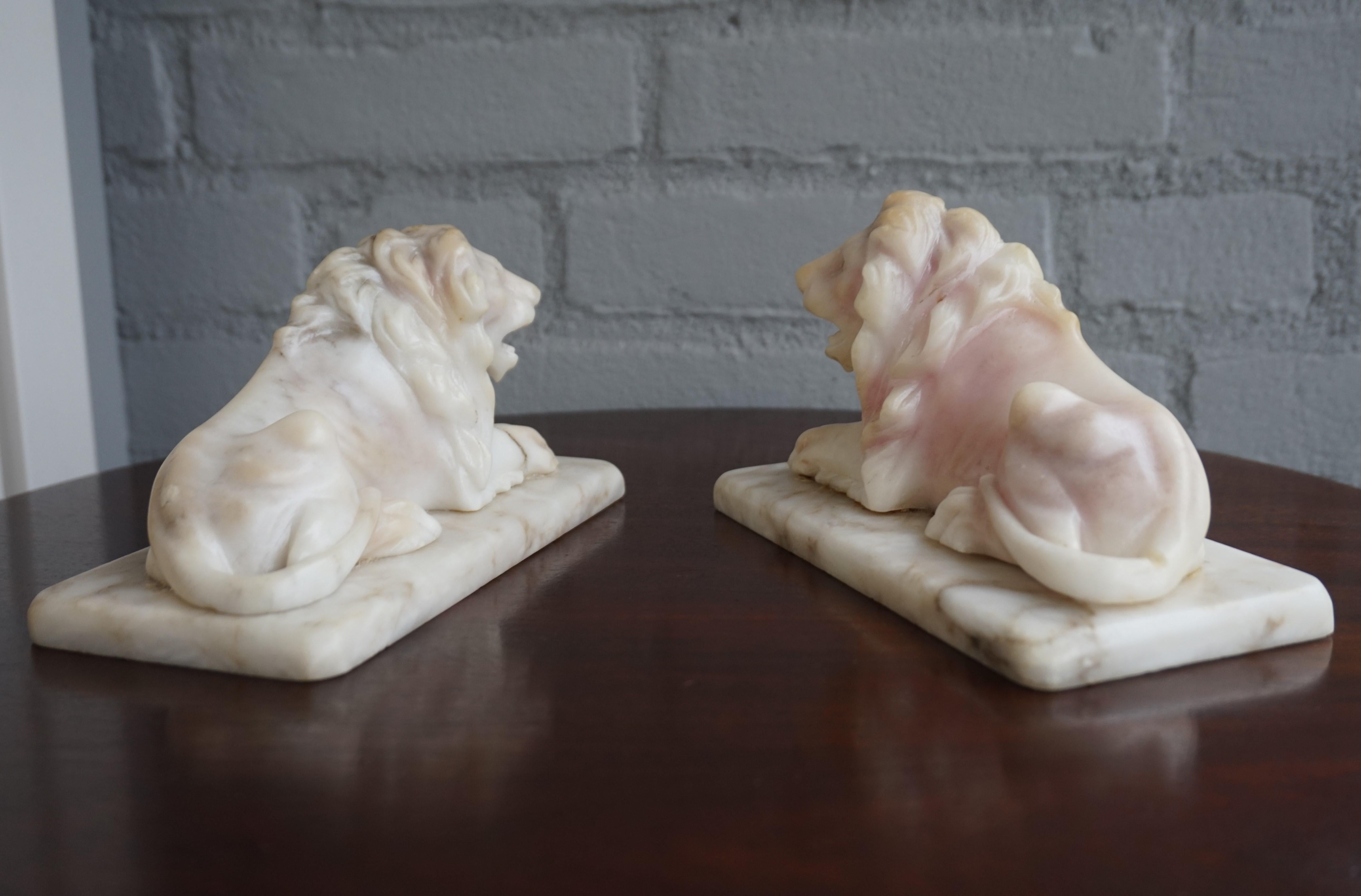 Antique Hand Carved Practical Size Pair of Alabaster Lion Sculpture Desk Pieces In Good Condition In Lisse, NL