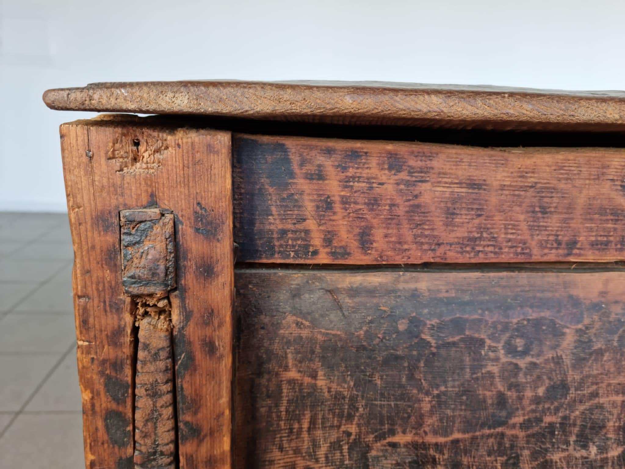 Antique Hand Carved Rajastan Storage Trunk Side Cabinet In Good Condition In Bridgeport, CT