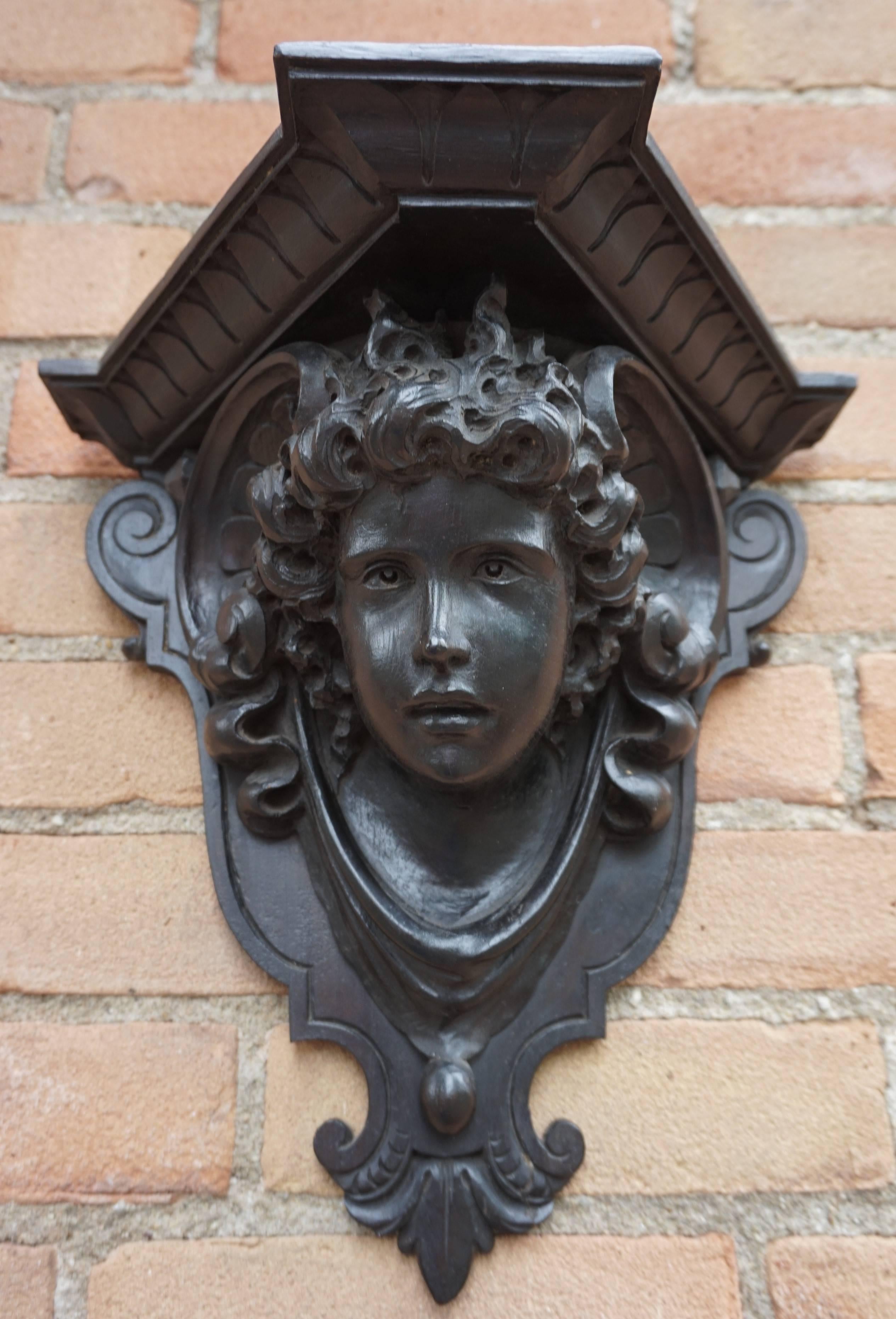 Antique Hand-Carved Renaissance Style Wall Bracket / Corbel by Ernesto Petralli In Excellent Condition In Lisse, NL