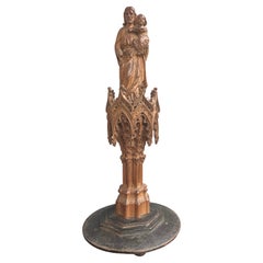 Sculpture ancienne de Joseph et de l'enfant Jésus, sculptée à la main, sur un socle de type chaire gothique