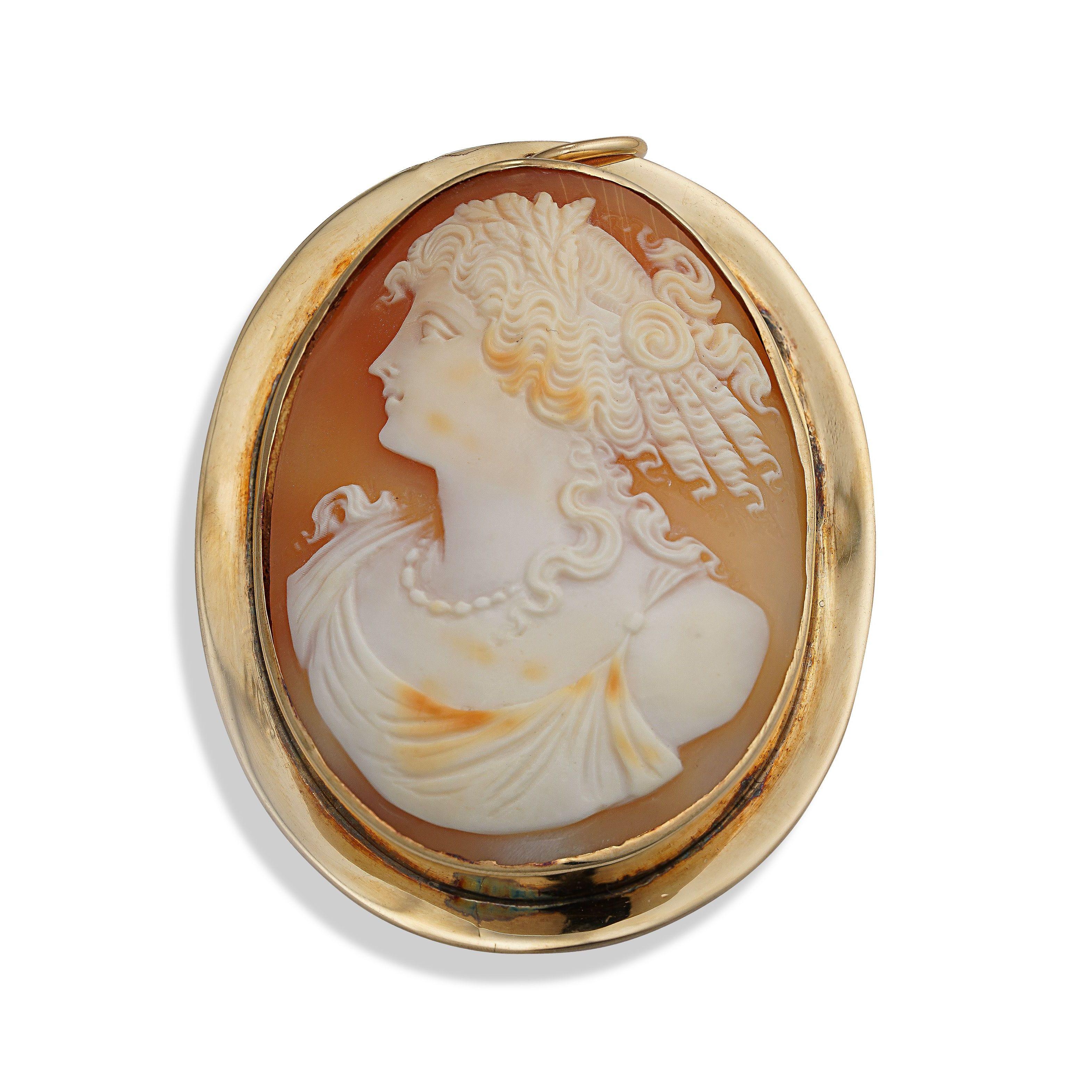 Antique pendentif en or sculpté à la main avec camée portrait en coquillage, ancienne propriété de joaillerie fine Excellent état - En vente à Montreal, QC