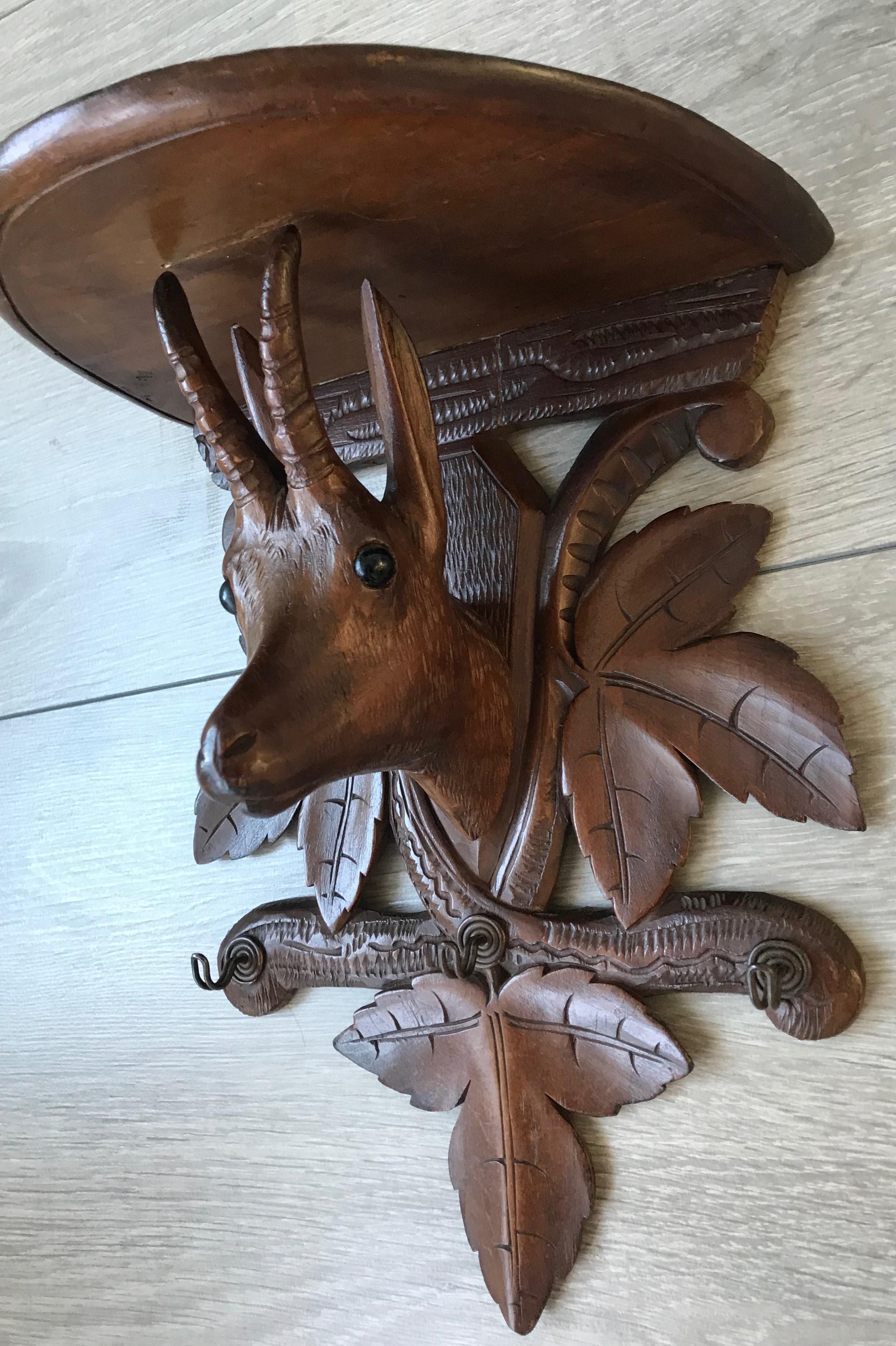 Antique Hand-Carved Small Black Forest Chamois Bracket and Key Rack with Hooks In Good Condition In Lisse, NL