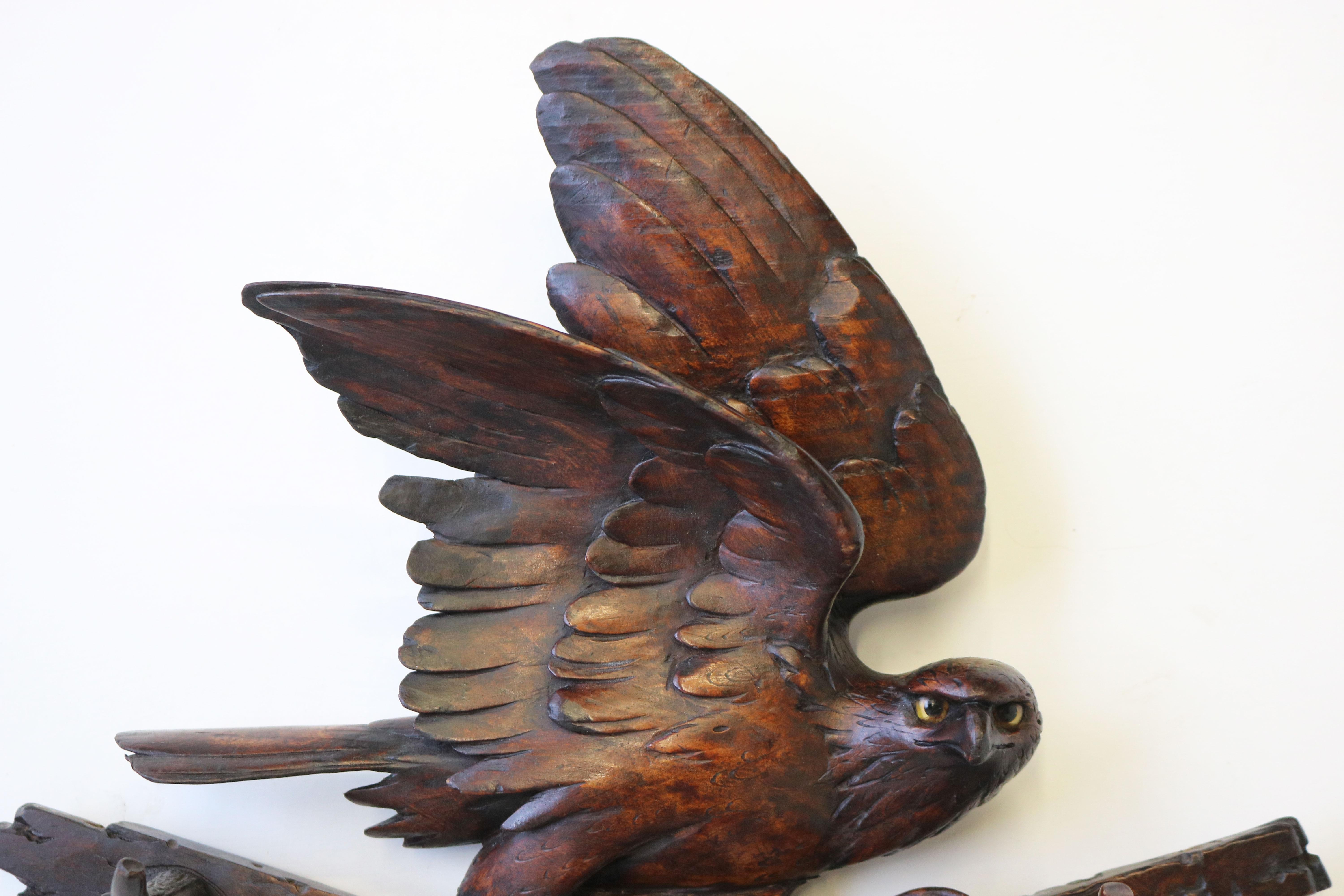 Gorgeous & rare ! This small Black Forest coat rack with eagle from the 19th century Switzerland.
Fully hand carved and filled with marvelous details, the impressive eagle, tree bark & tree branches in Black Forest style. 
Its very small size make
