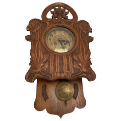 Ancienne horloge murale Jugendstil en bois de noyer massif sculpté à la main avec un rare motif de fleurs