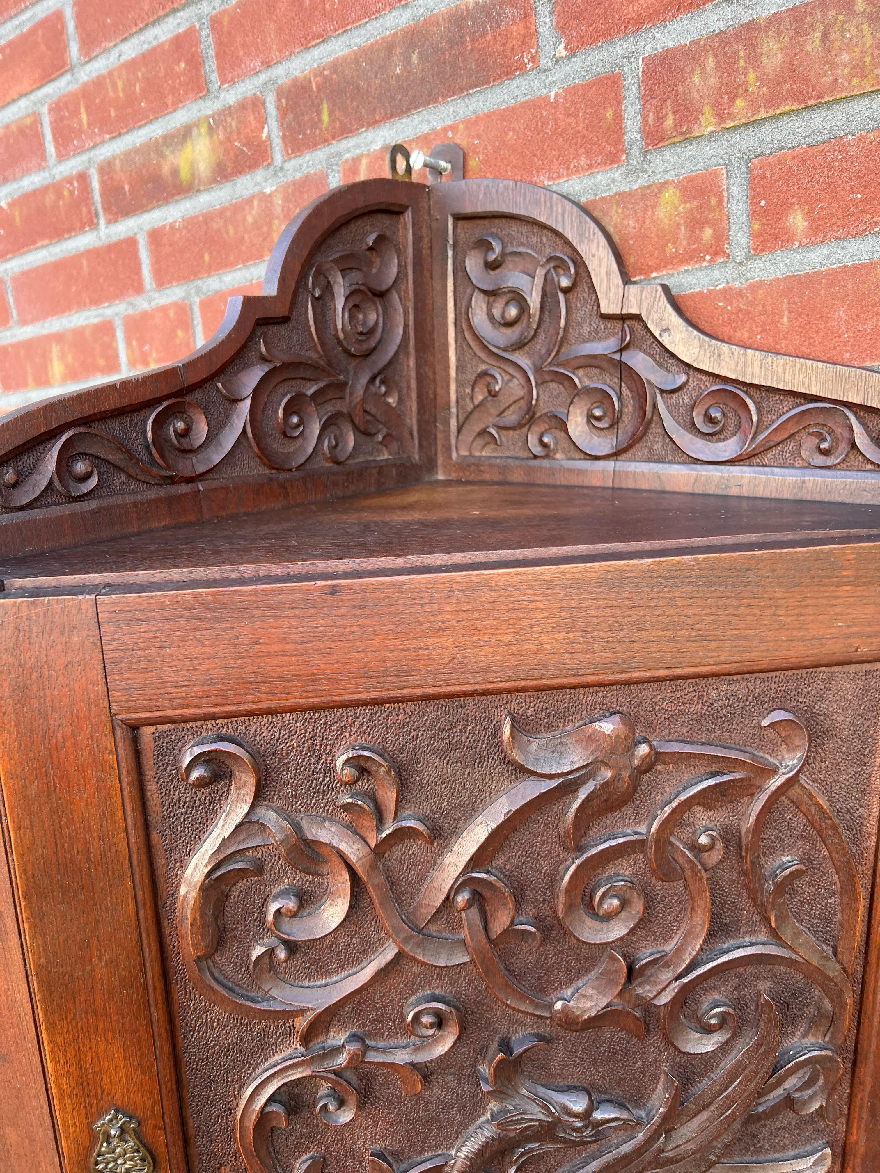 Ancienne armoire d'angle murale en bois de noyer massif sculpté à la main w.. Sculpture Phoenix en vente 7