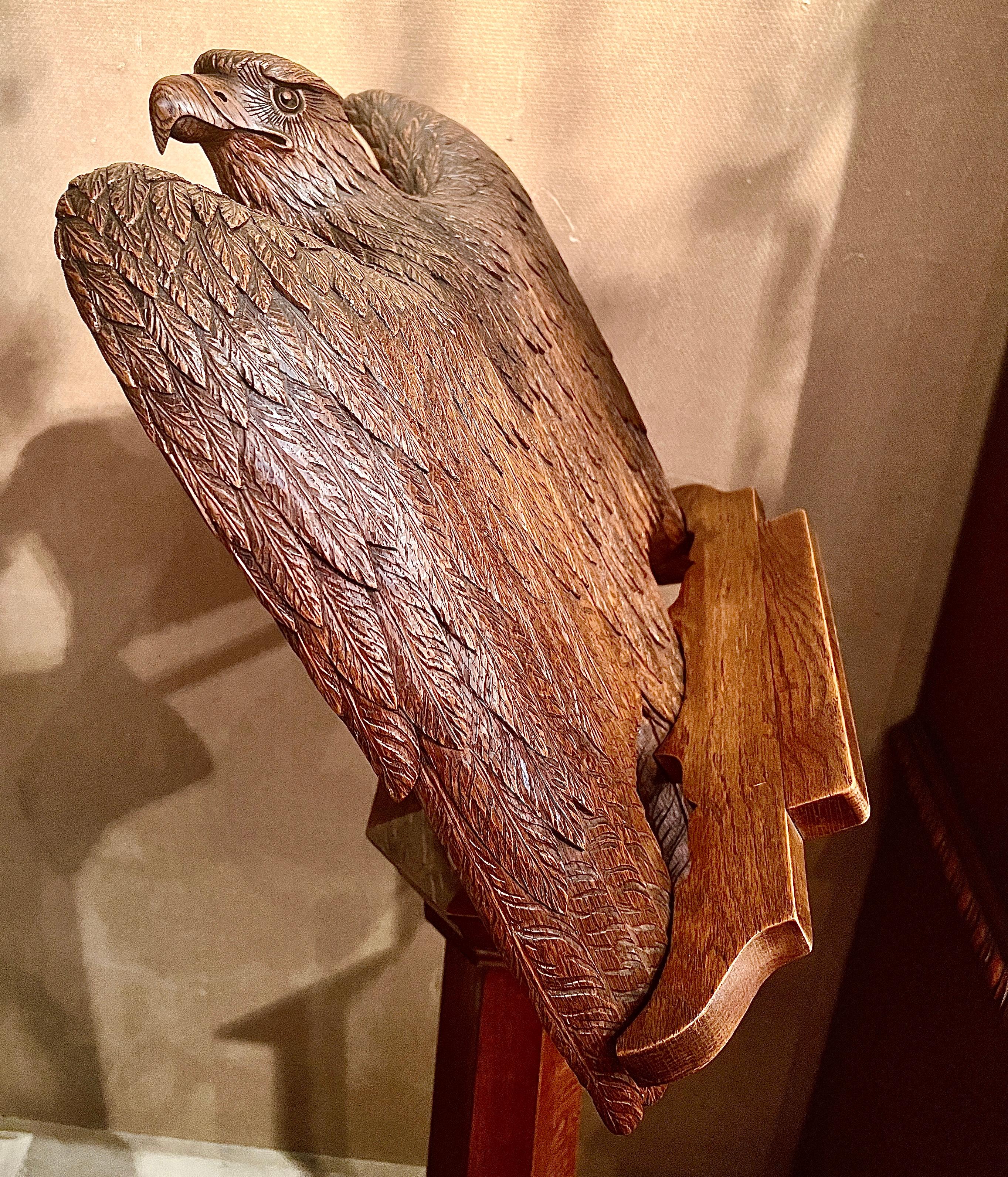 Antikes handgeschnitztes Adlerpult aus massiver Eiche, CIRCA 1900. im Zustand „Gut“ in New Orleans, LA