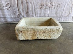 Antico lavabo in pietra scolpito a mano con architettura rustica