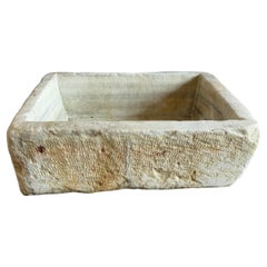 Antico lavabo in pietra scolpito a mano con architettura rustica