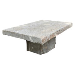 Ancienne table basse de jardin en pierre sculptée à la main La Maison