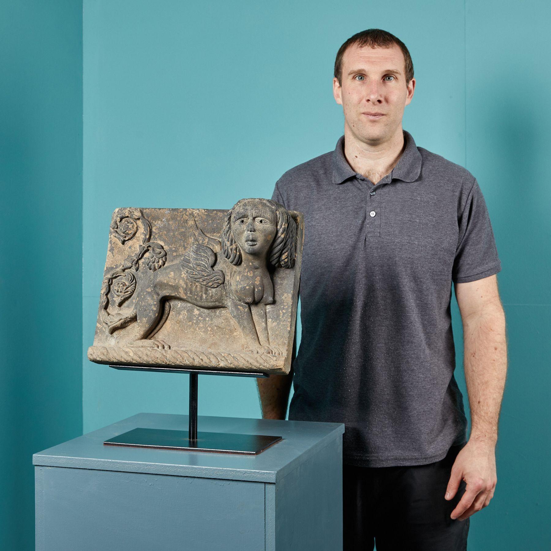 Diese antike Steintafel ist ein Fragment der Geschichte. Eine mythische Sphinx mit dem Kopf eines Menschen, dem Körper eines Löwen und den Flügeln eines Falken ist seit mehr als 200 Jahren gut erhalten. Komplizierte Details wie die Nase, die Augen