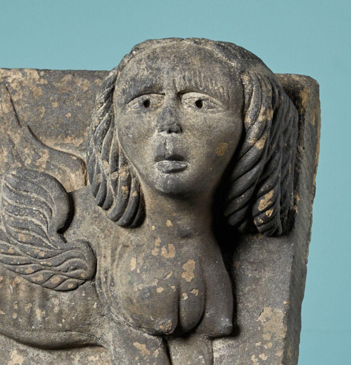 Antike handgeschnitzte Sphinx-Plakette aus Stein (Englisch) im Angebot