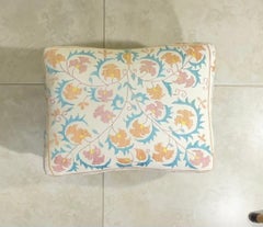 Antiguo Taburete de Pie Bordado Suzani Tallado a Mano