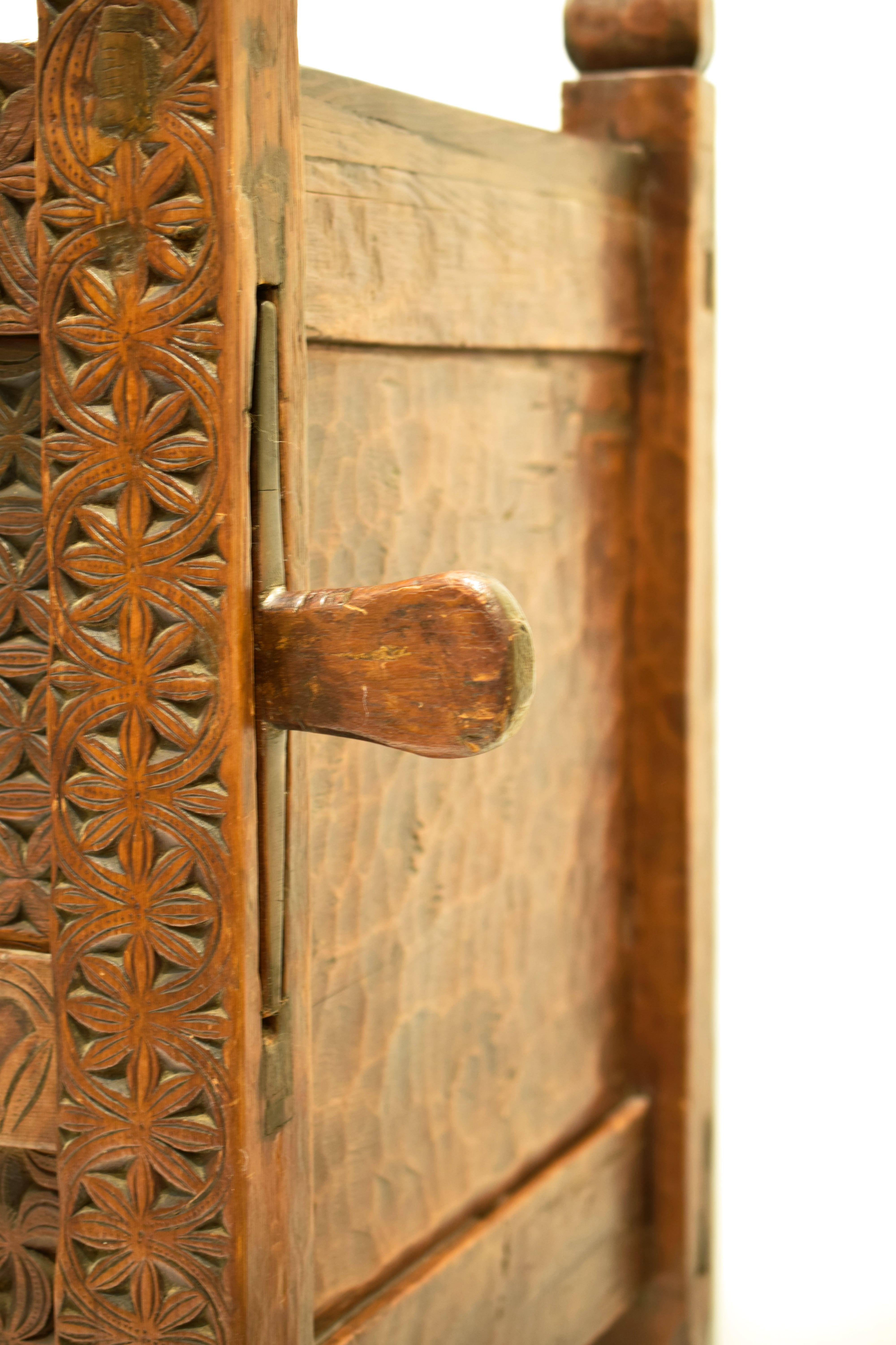 Ancienne commode de Swat sculptée à la main du Pakistan en vente 4