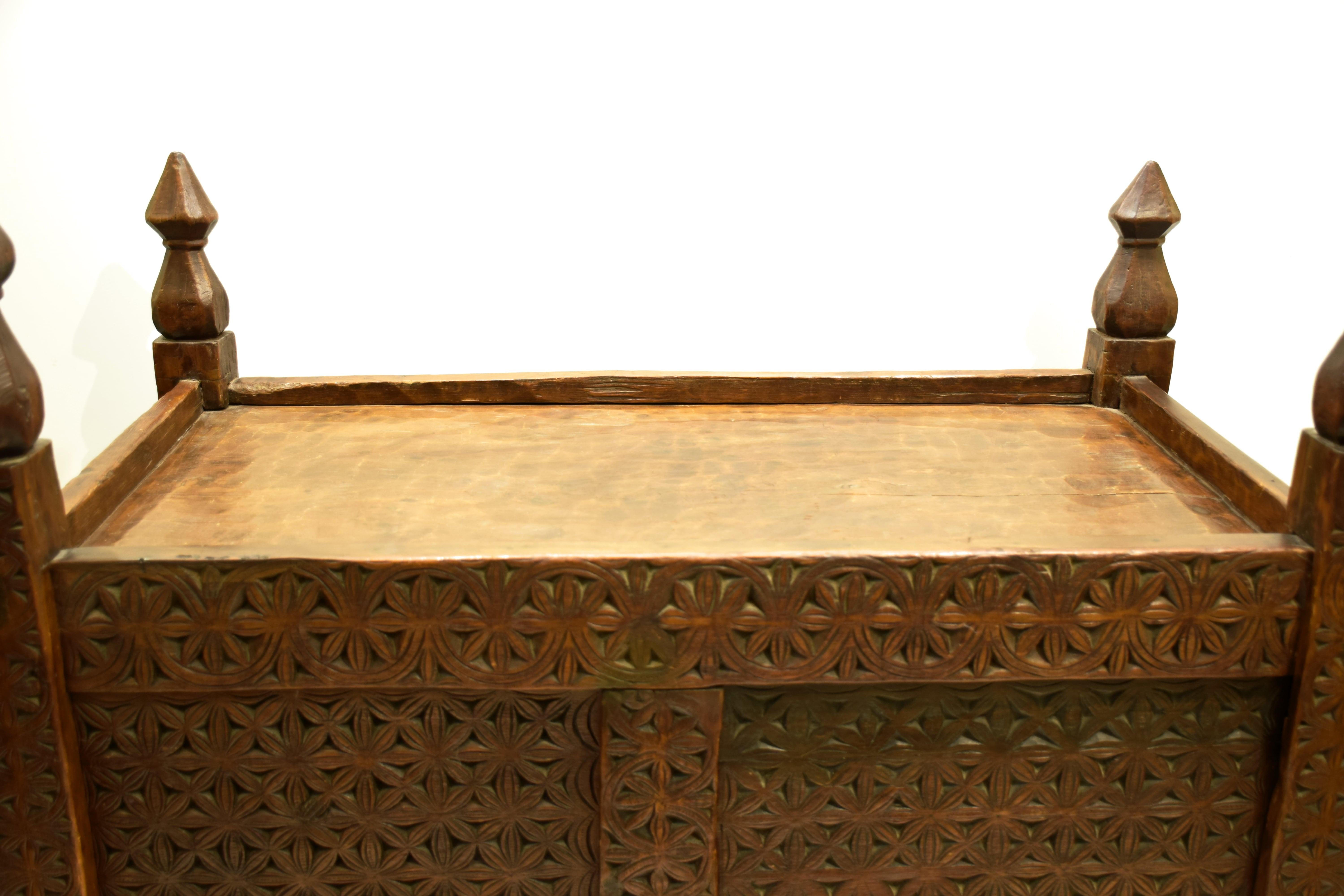 Antique Hand-Carved Swat Chest from Pakistan In Good Condition For Sale In Prato, IT