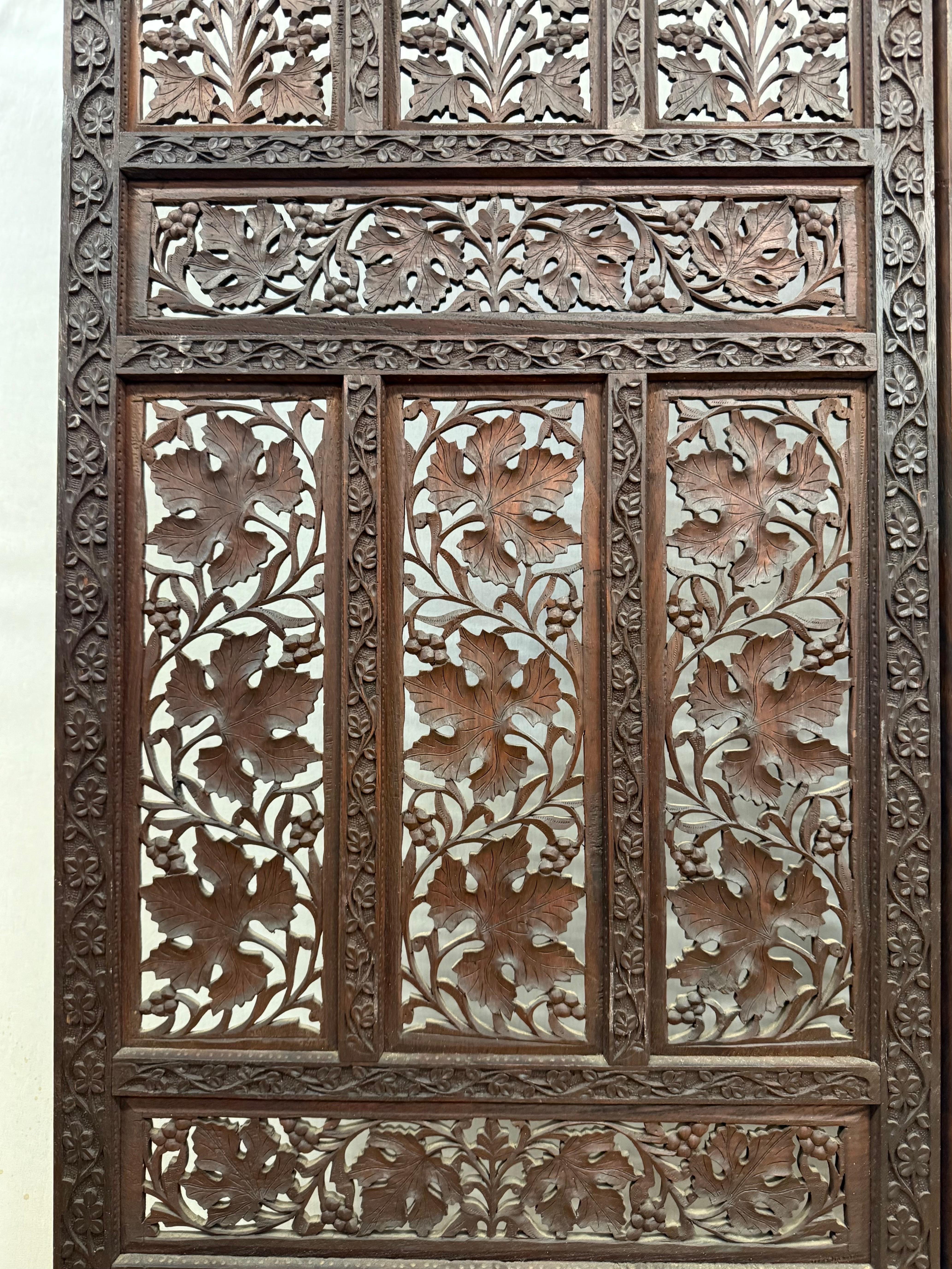 Antique Hand Carved Three Panel Dark Teak Pierced Room Divider Screen In Good Condition For Sale In West Hartford, CT