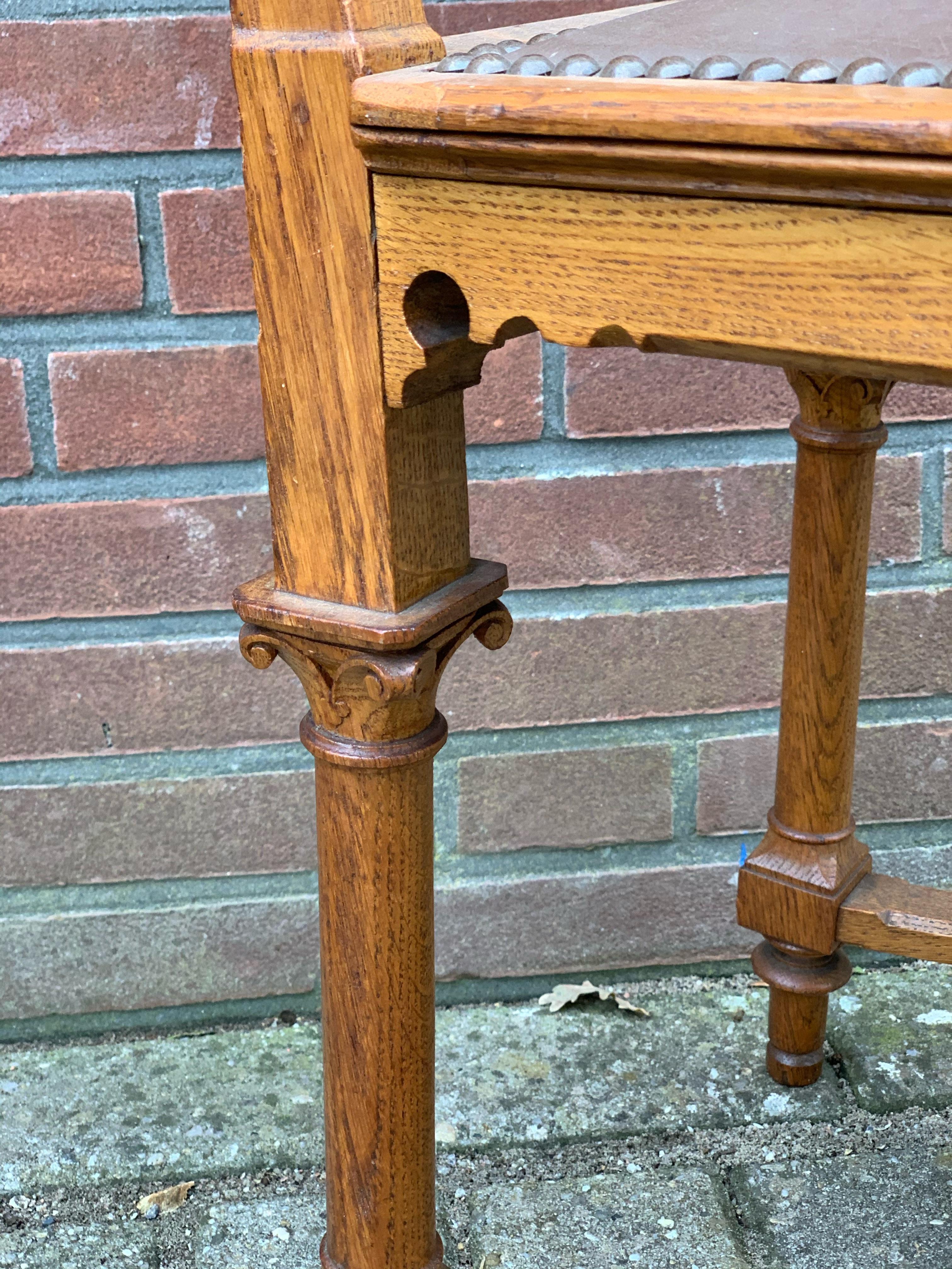 Antique Hand Carved Tiger Oak Gothic Revival Desk or Hall Chair w. Leather Seat In Good Condition For Sale In Lisse, NL