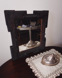 Miroir ancien de style « Tramp Art » sculpté à la main, fin du XIXe siècle