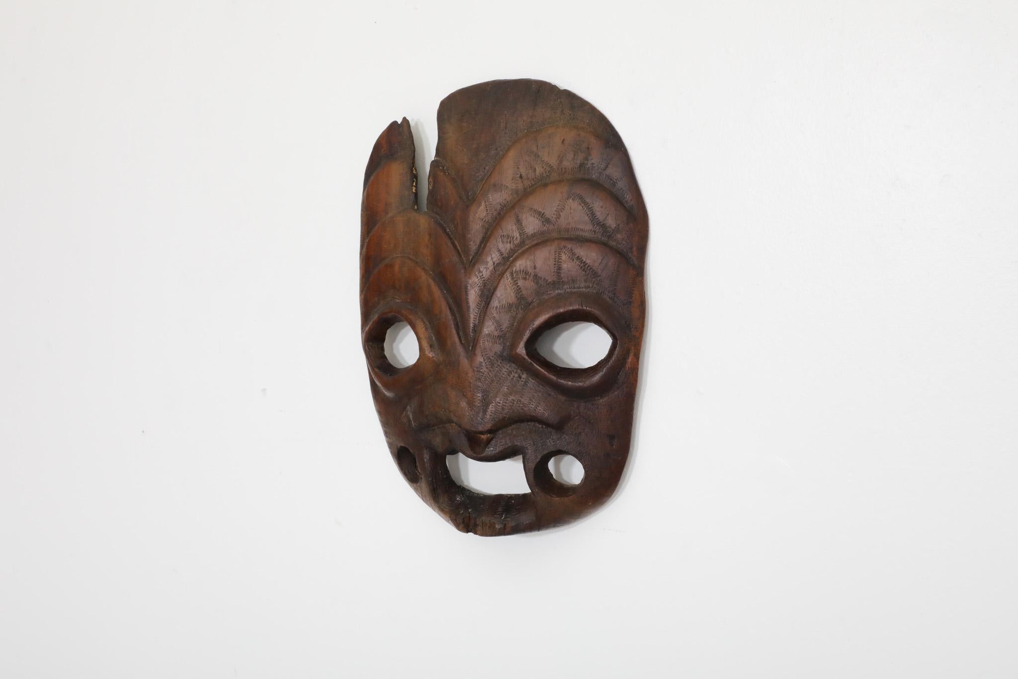 Masque tribal antique en chêne massif, probablement sculpté à la main par les Maoris. On ne sait pas grand-chose sur la provenance de cette pièce, mais elle n'en est pas moins époustouflante. En état original avec une usure visible correspondant à